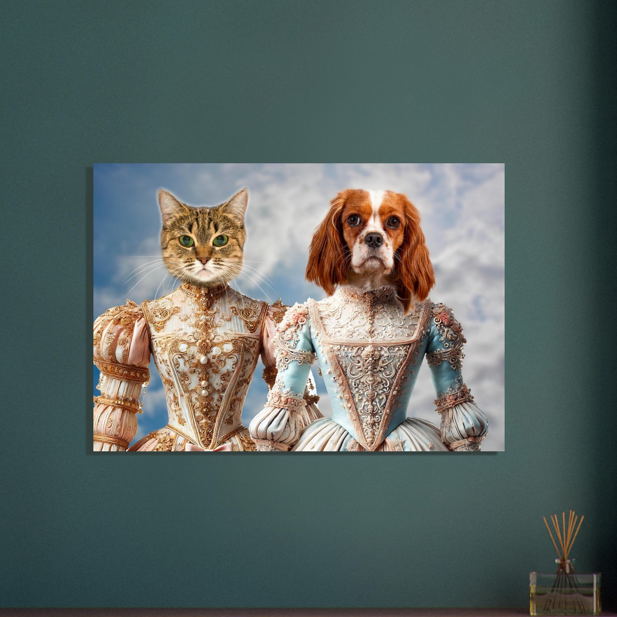 Chat tigré et chien Cavalier King Charles côte à côte, tous deux vêtus de somptueuses robes Renaissance brodées or et pastel, posant devant un ciel nuageux.
