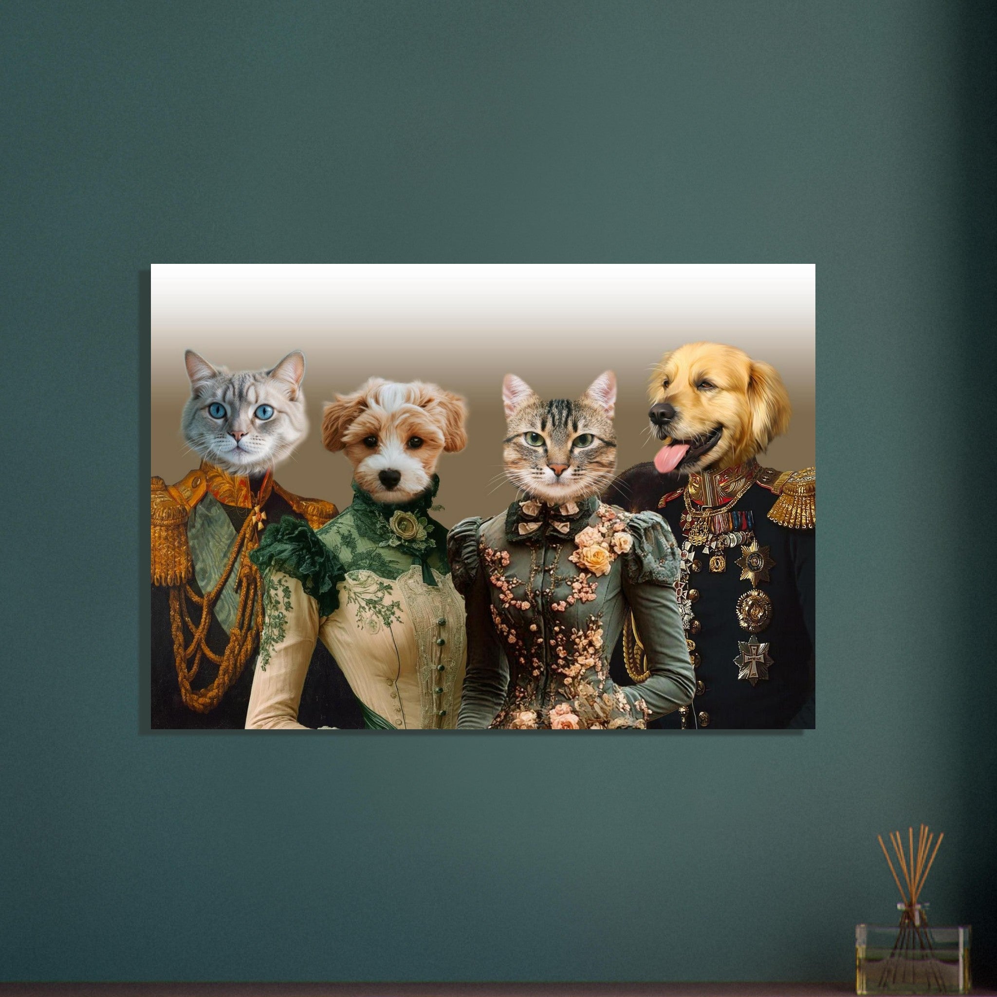 Portrait digital accrochée à un mur vert montrant quatre animaux anthropomorphes vêtus en aristocrates du XIXᵉ siècle : un chat gris aux yeux bleus en uniforme à épaulettes dorées, un petit chien blanc et roux en robe victorienne verte, une chatte tigrée en robe brodée de fleurs et un chien doré décoré de médailles.