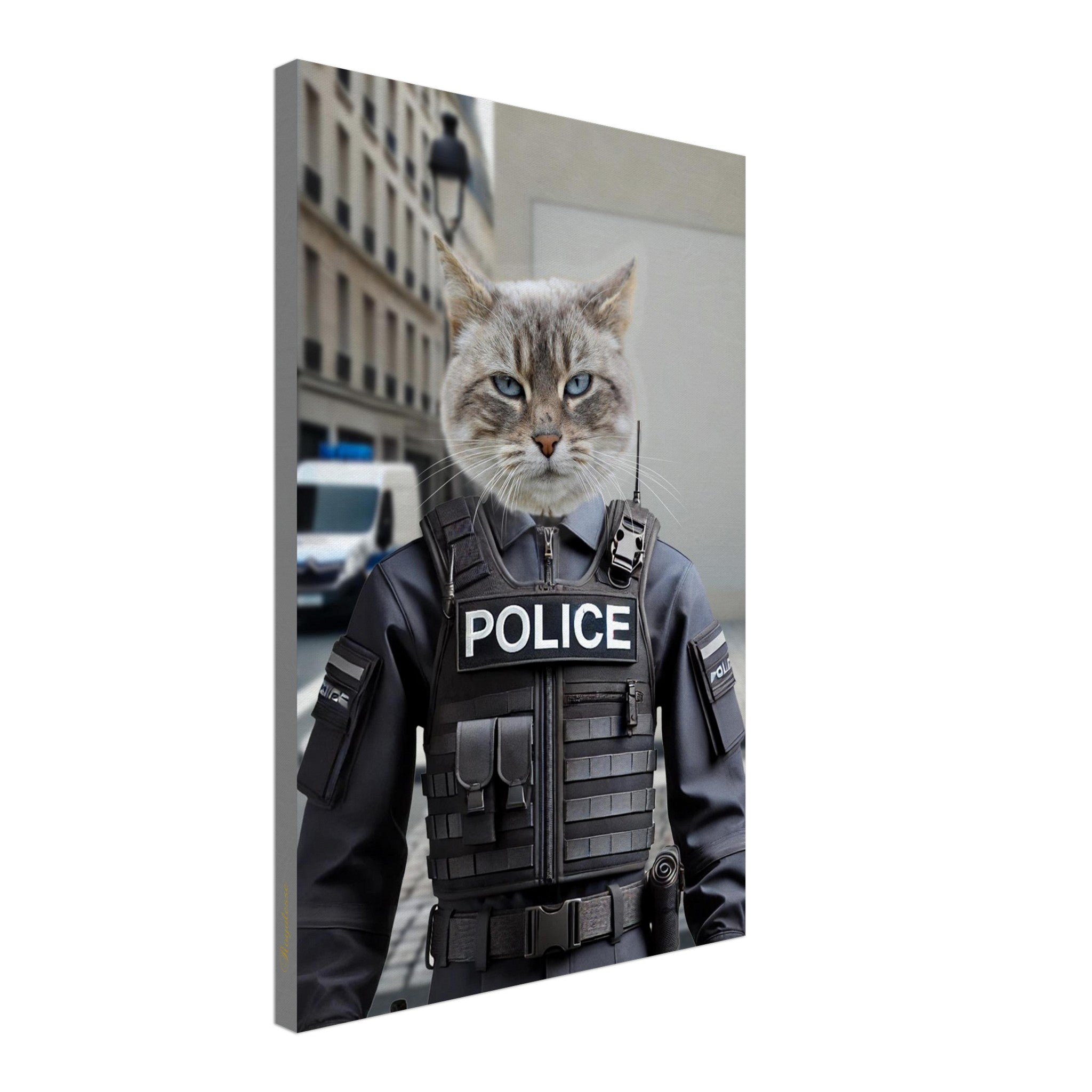 Chat gris aux yeux bleus en gilet tactique noir marqué POLICE, debout dans une rue urbaine avec une fourgonnette de police en arrière-plan