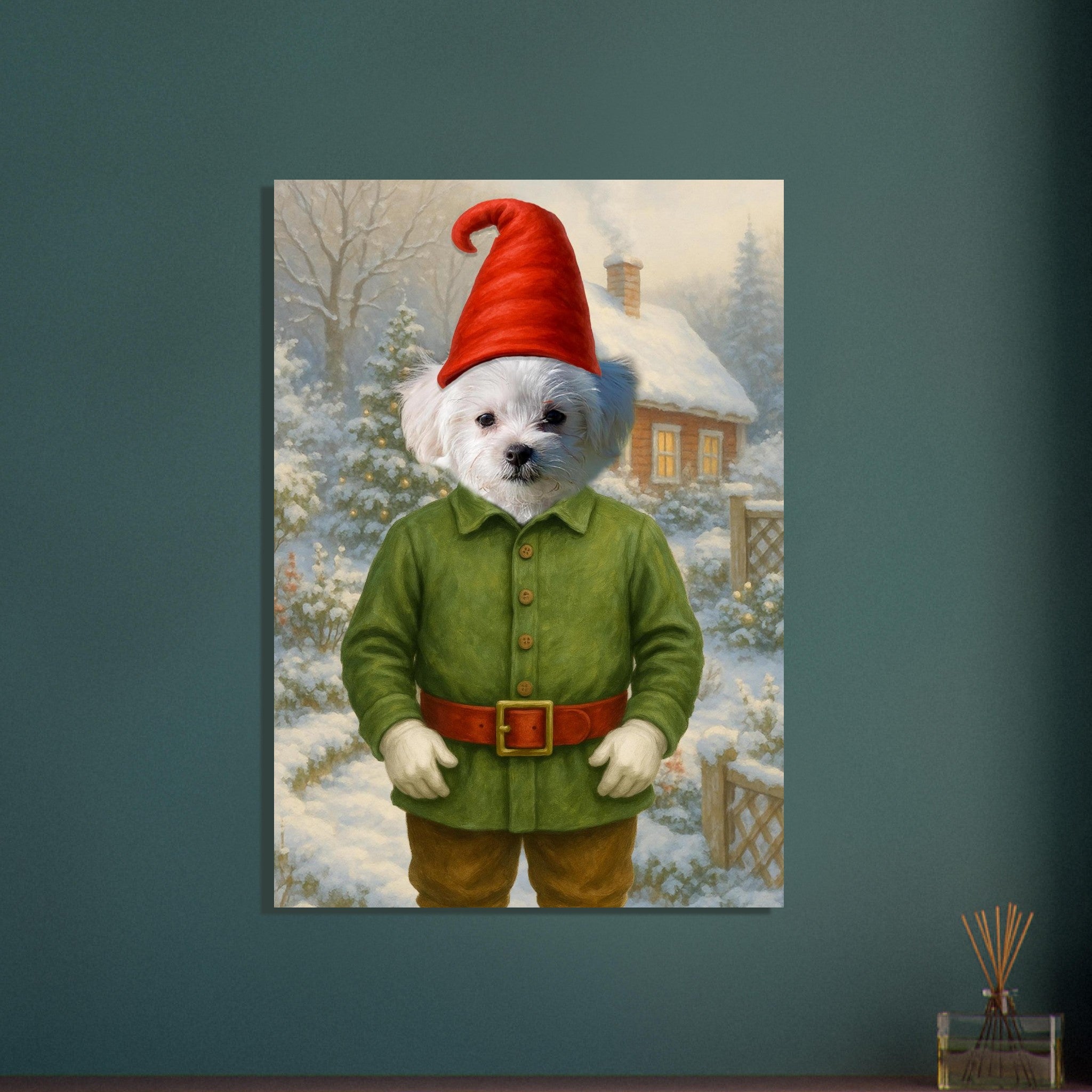 Chien blanc en costume d’elfe de Noël (tunique verte, ceinture et bonnet rouges) debout devant un cottage enneigé dans un paysage hivernal.