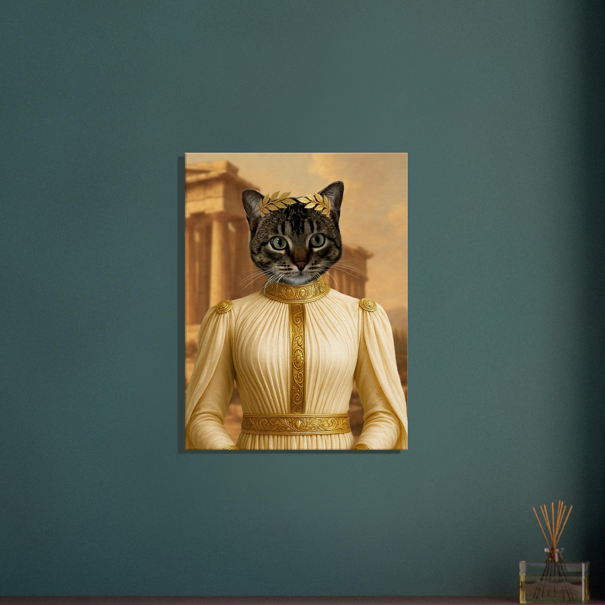 Portrait d’un chat anthropomorphe en style néoclassique : tête de chat tigré coiffée d’une couronne de lauriers, vêtue d’une robe blanche à plis ornée de galons dorés, devant des colonnes antiques.