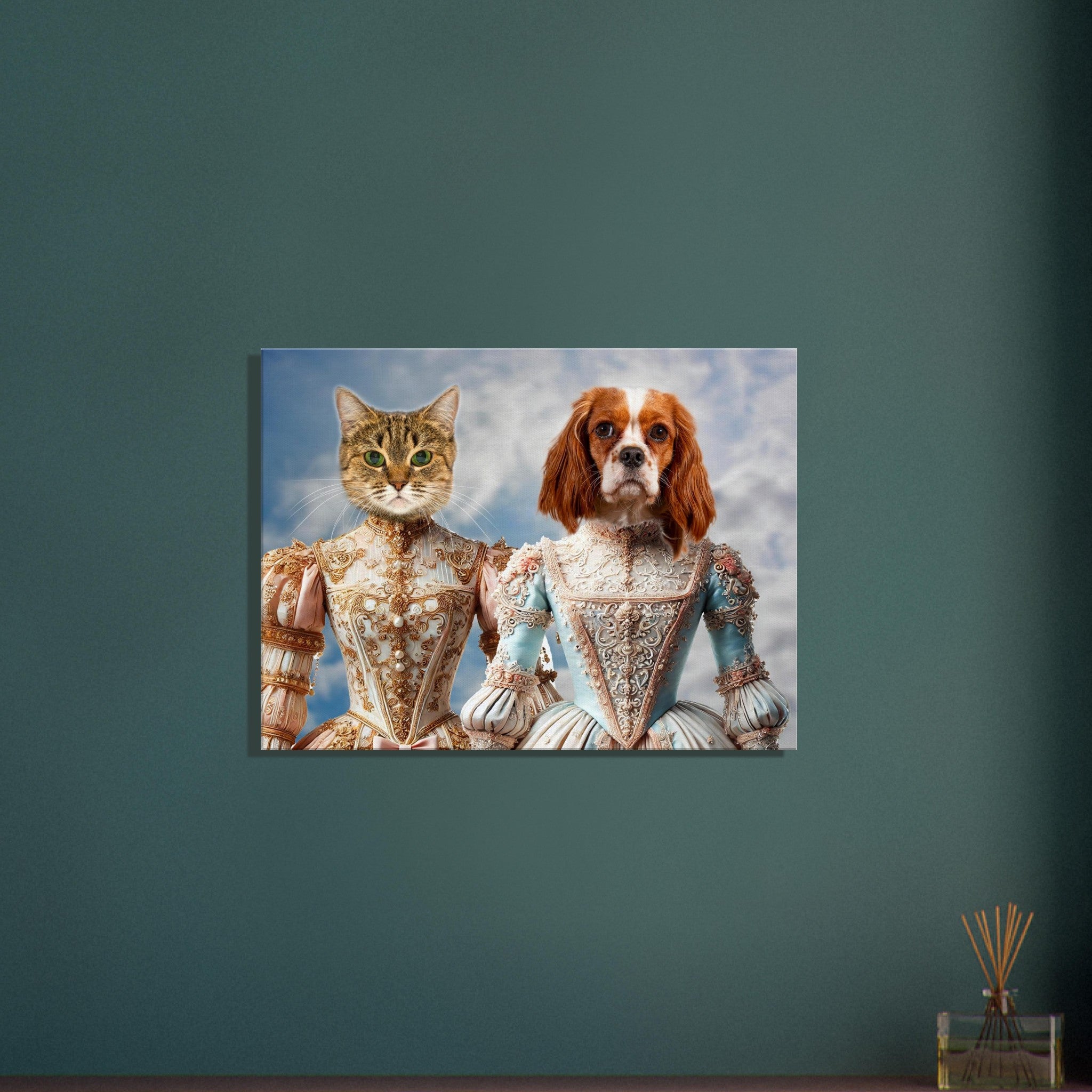 Portrait humoristique d’un chat et d’un Cavalier King Charles Spaniel anthropomorphes, vêtus de somptueuses robes baroques finement brodées, sur fond de ciel nuageux.