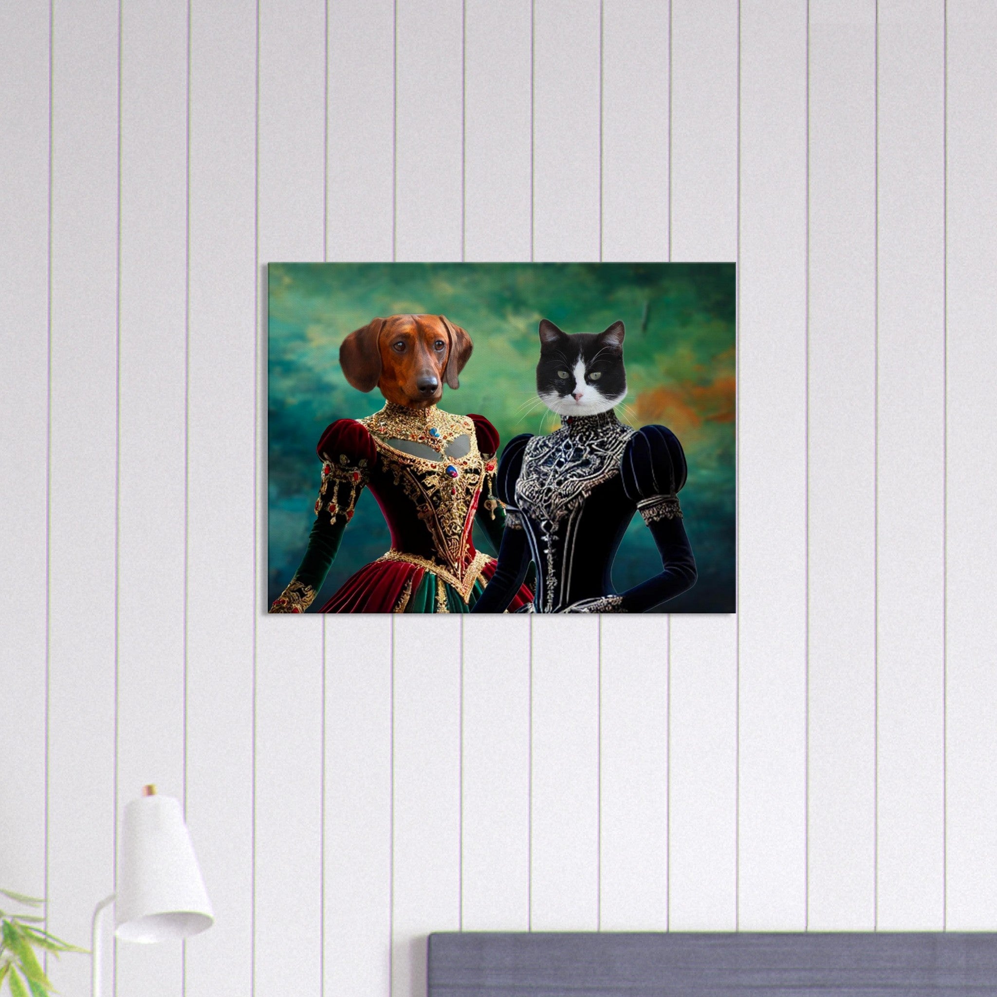 Chien teckel en robe baroque rouge et or richement ornée à côté d’un chat noir et blanc vêtu d’une élégante robe noire brodée, posant en portrait de style Renaissance sur un fond vert-ocre.