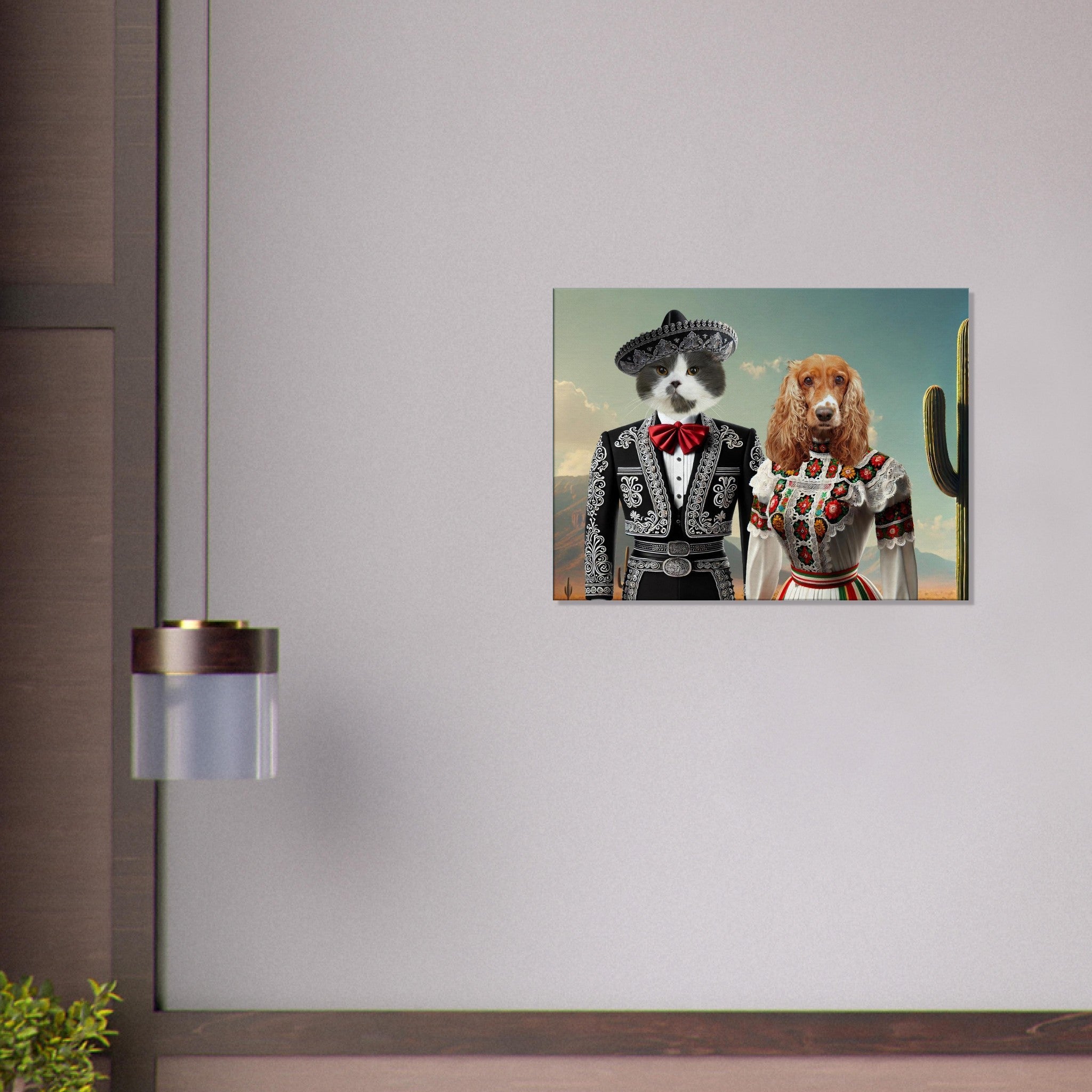 Portrait surréaliste d’un chat moustachu en costume de mariachi noir brodé avec chapeau sombrero, à côté d’un chien cocker coiffé en robe folklorique mexicaine colorée, posant devant un cactus et un paysage désertique.