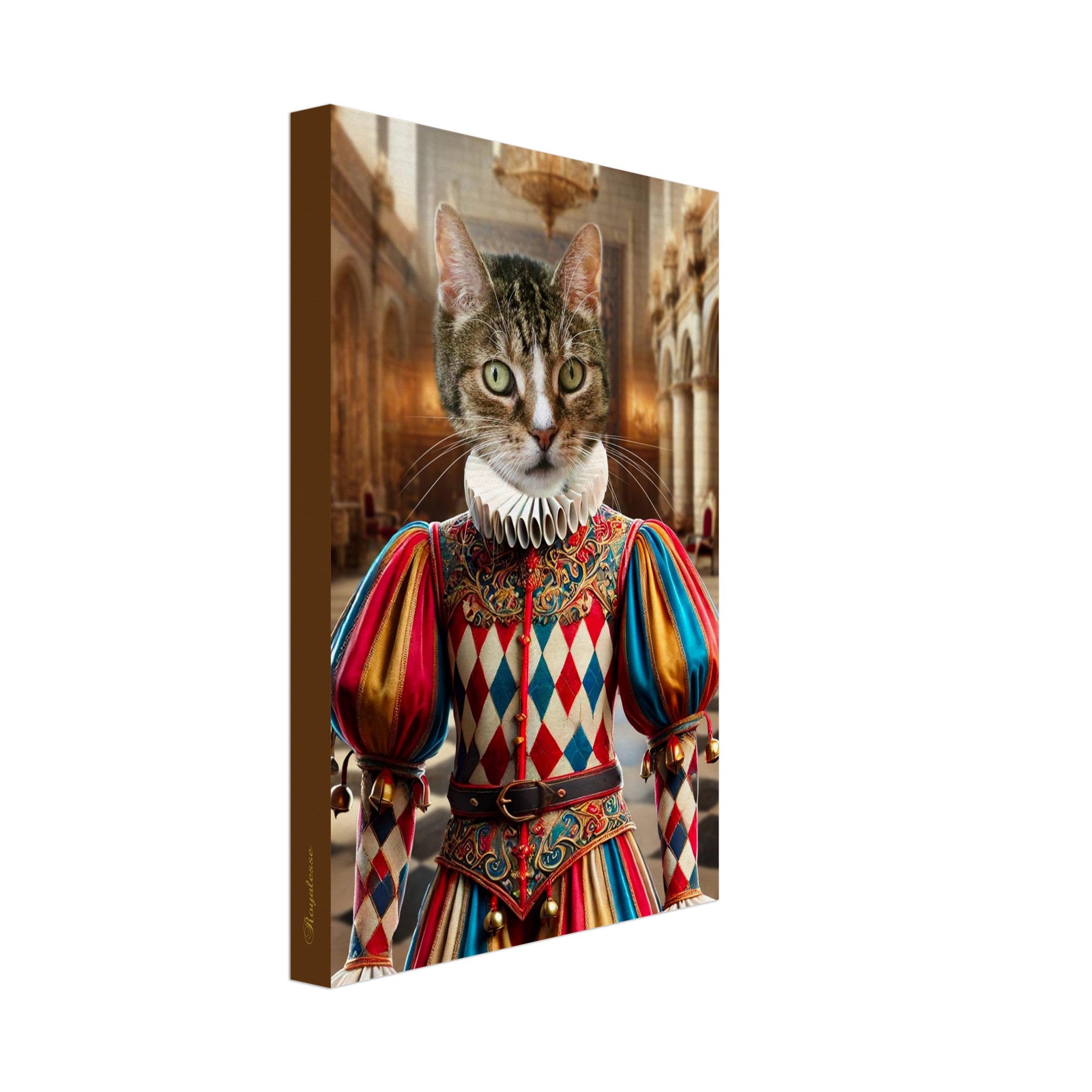 Portrait d’un chat tigré aux yeux verts vêtu d’un costume Renaissance harlequin coloré (rouge, bleu et or) avec grand col en dentelle, posé dans un somptueux intérieur de palais baroque.