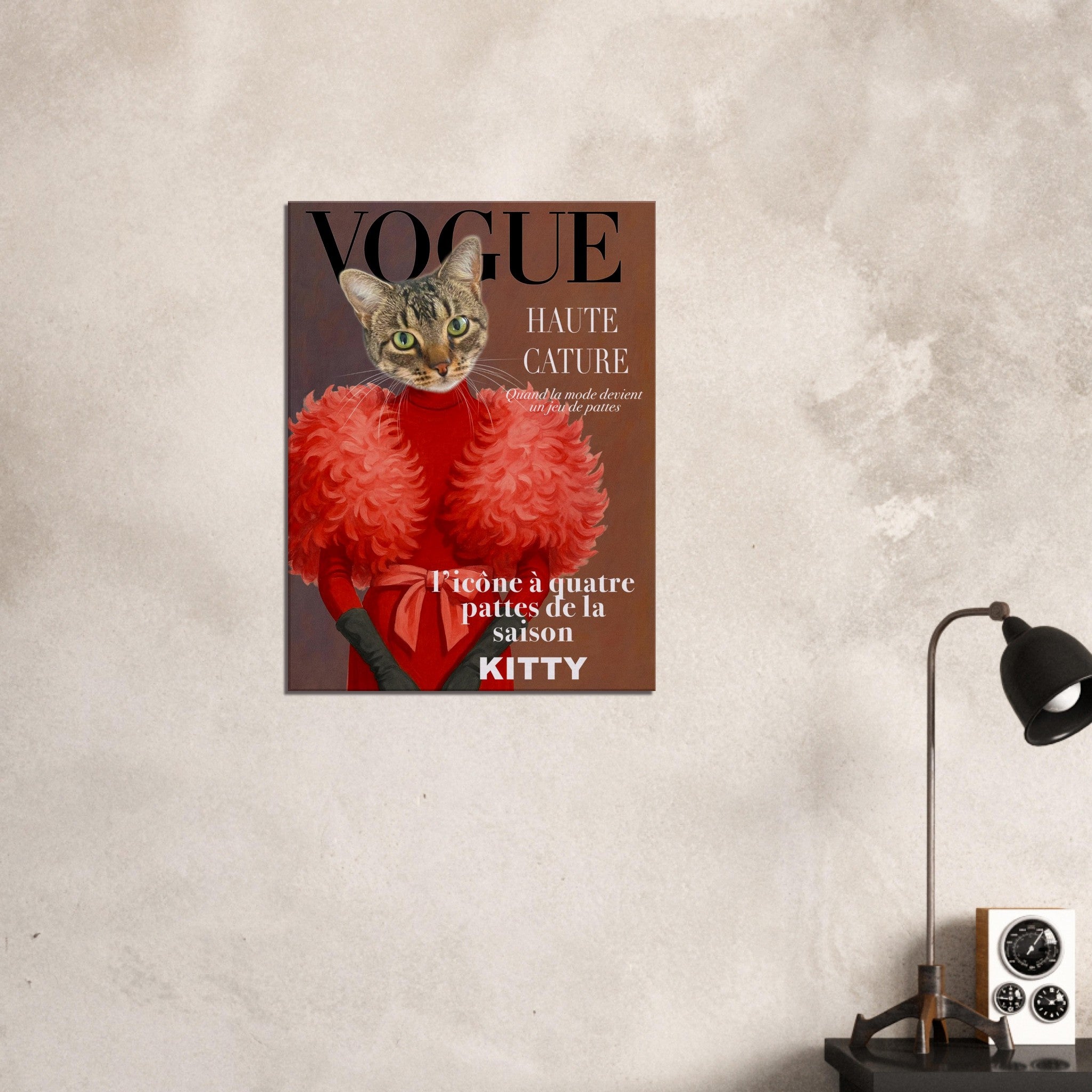 Poster déco murale parodiant une couverture de Vogue « Haute Cature » : un chat tigré en robe rouge à plumes et gants noirs, sous le slogan « L’icône à quatre pattes de la saison ».