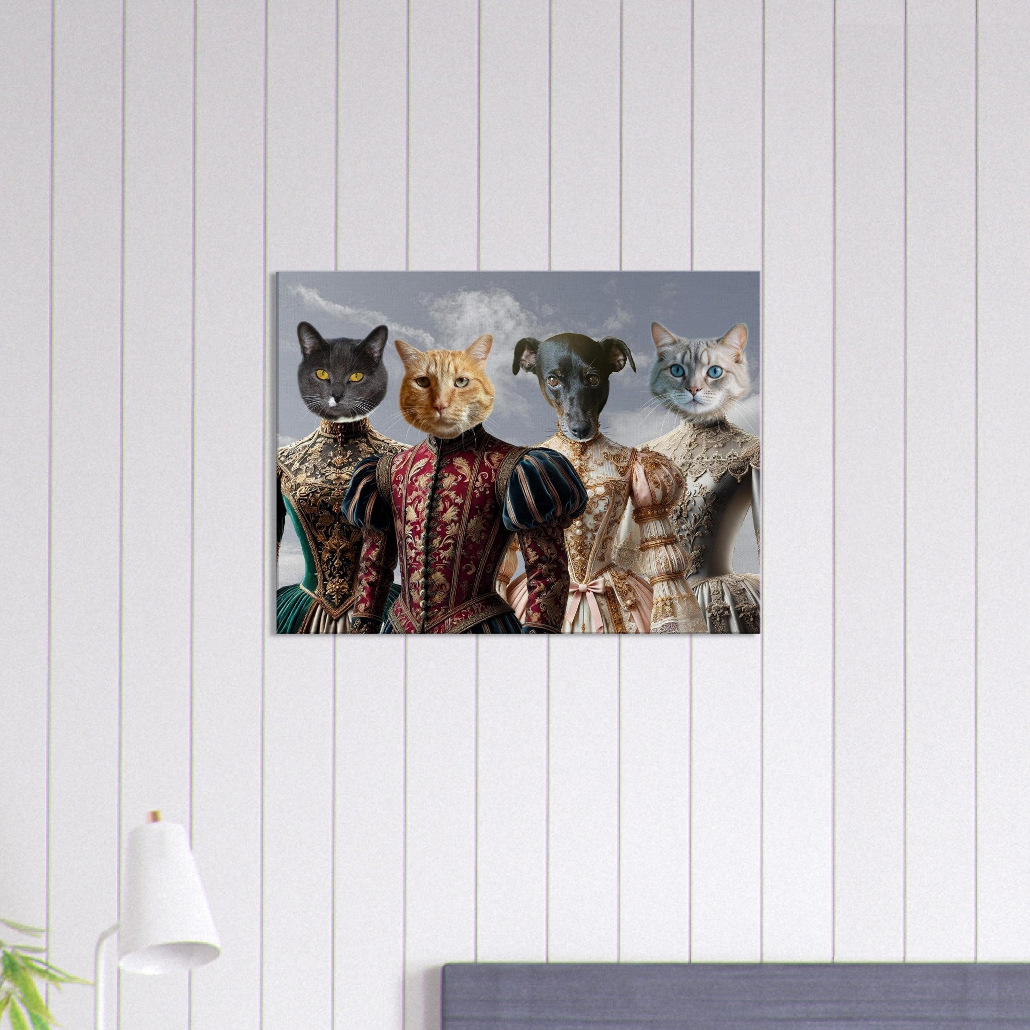 Portrait anthropomorphe de trois chats et d’un chien en somptueux costumes Renaissance richement brodés sur fond nuageux, affiché sur un mur blanc.