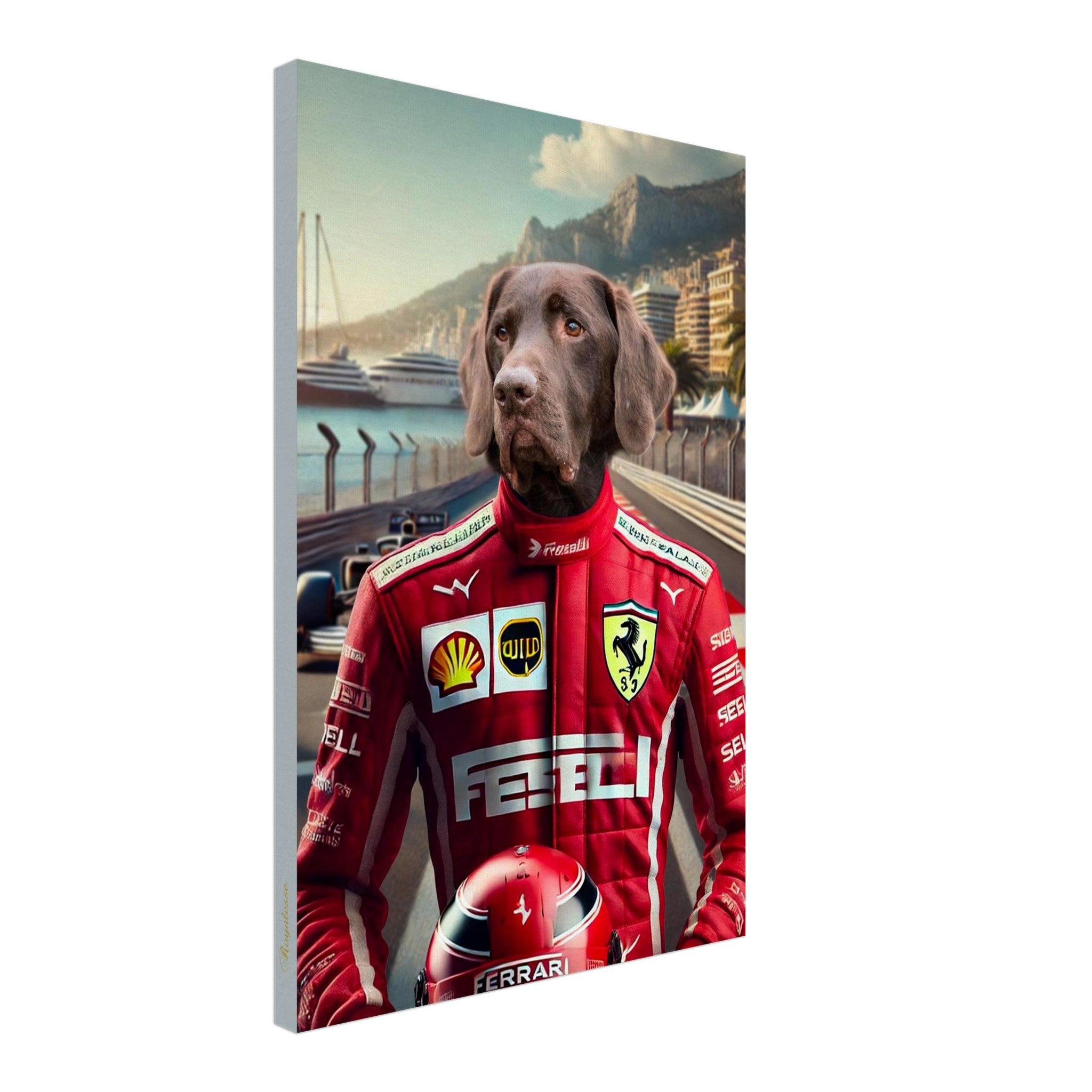 Chien labrador chocolat en combinaison de pilote Ferrari rouge tenant un casque sur un circuit de F1 en bord de mer, avec yachts et immeubles en arrière-plan