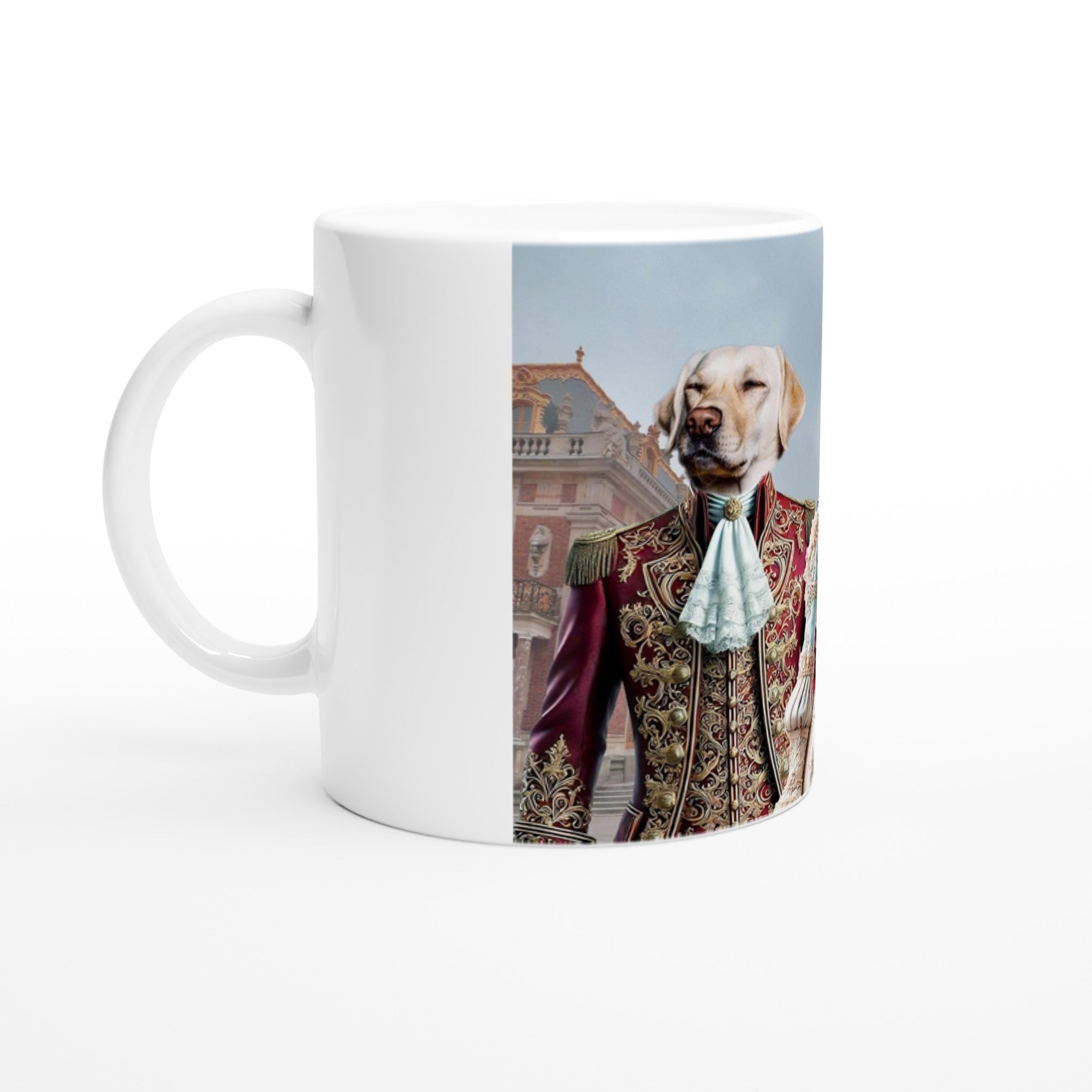 Mug blanc avec illustration photo-réaliste d’un labrador vêtu d’un somptueux costume d’aristocrate baroque rouge et or, cravate blanche, devant la façade d’un palais classique.