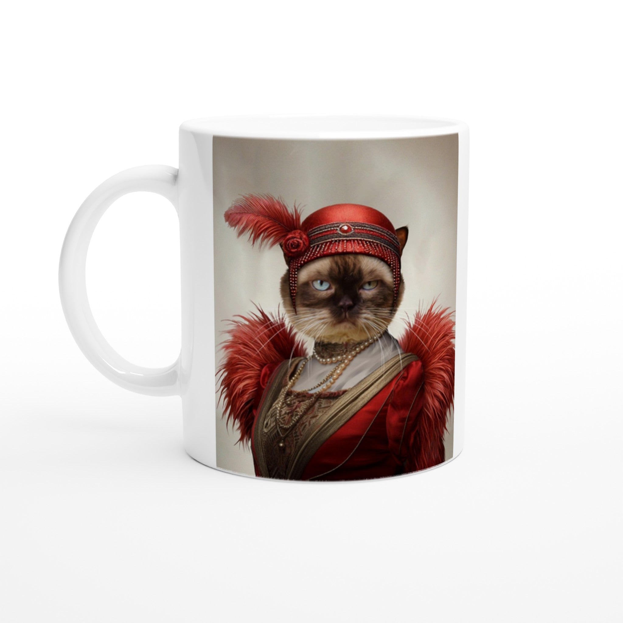 Mug blanc avec chat aristocrate au regard perçant, vêtu d’une robe rouge vintage à plumes, chapeau cloche et collier de perles