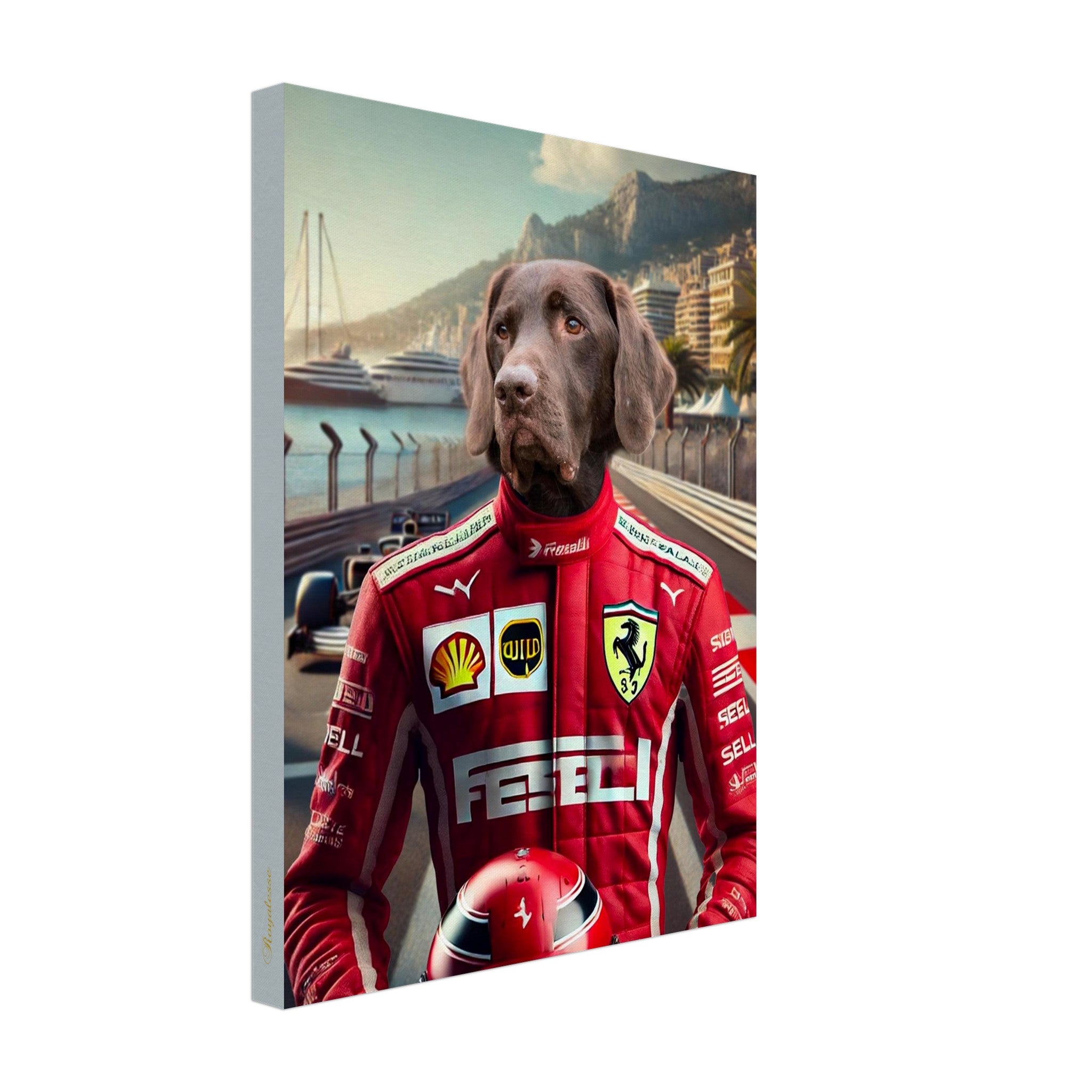 Chien labrador chocolat anthropomorphe en combinaison de pilote Ferrari rouge avec logos Shell et cheval cabré, tenant un casque de course sur un circuit urbain bordé de yachts et d’immeubles.