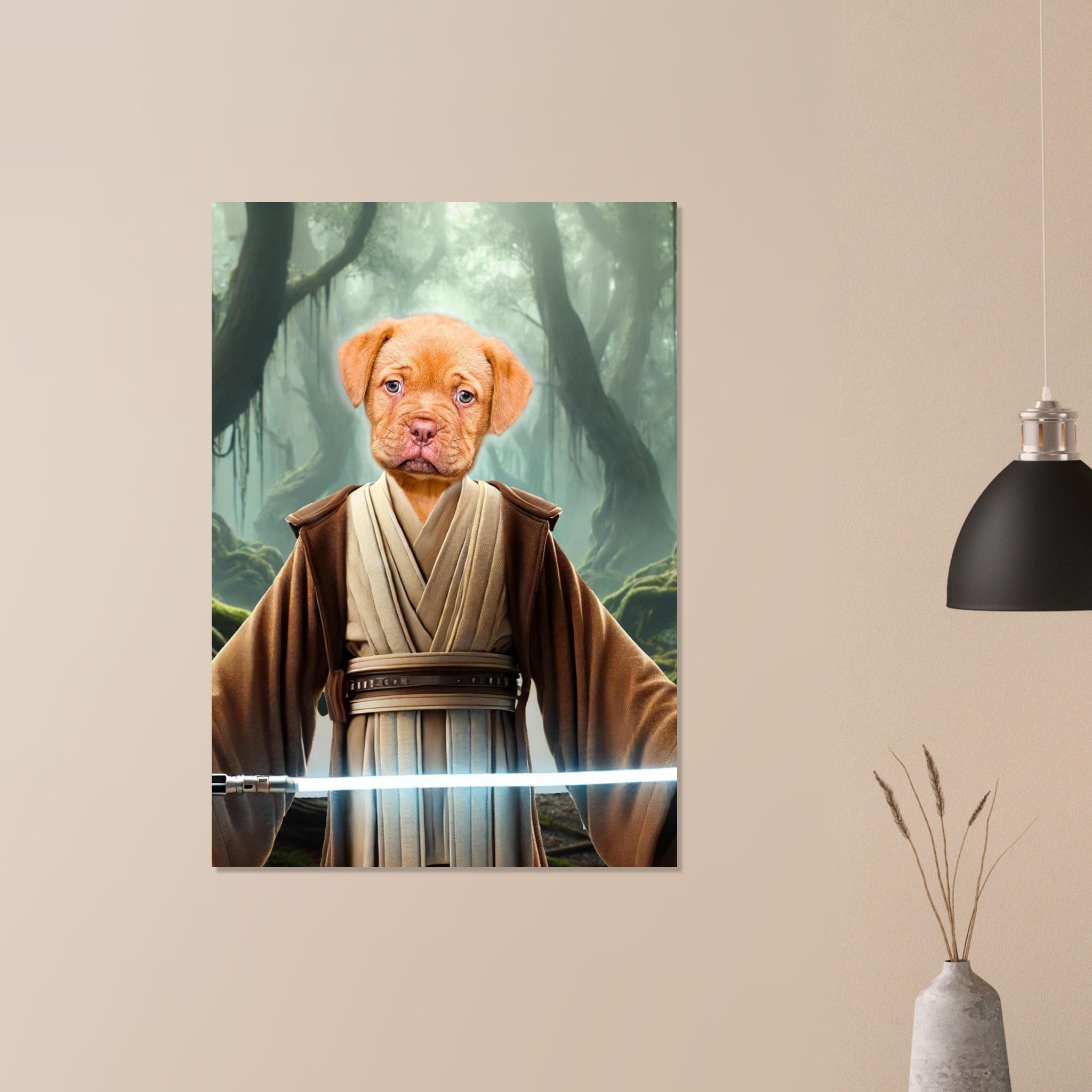 Poster décoratif montrant un chiot au pelage fauve habillé en maître Jedi, tunique beige et marron, brandissant un sabre laser bleu devant une forêt brumeuse.