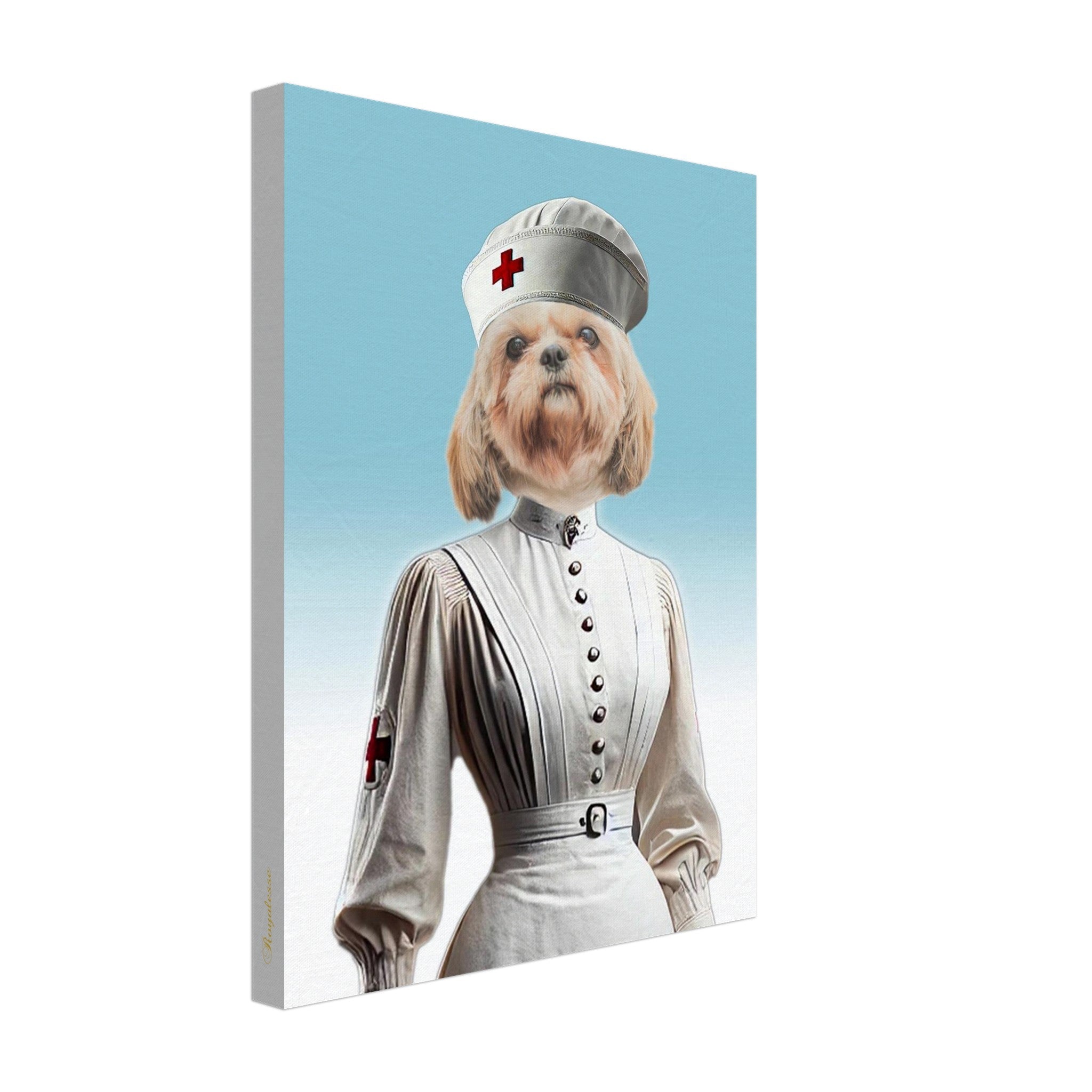 Chien Shih Tzu en uniforme d’infirmière vintage blanc avec coiffe et croix rouge sur fond dégradé bleu clair.