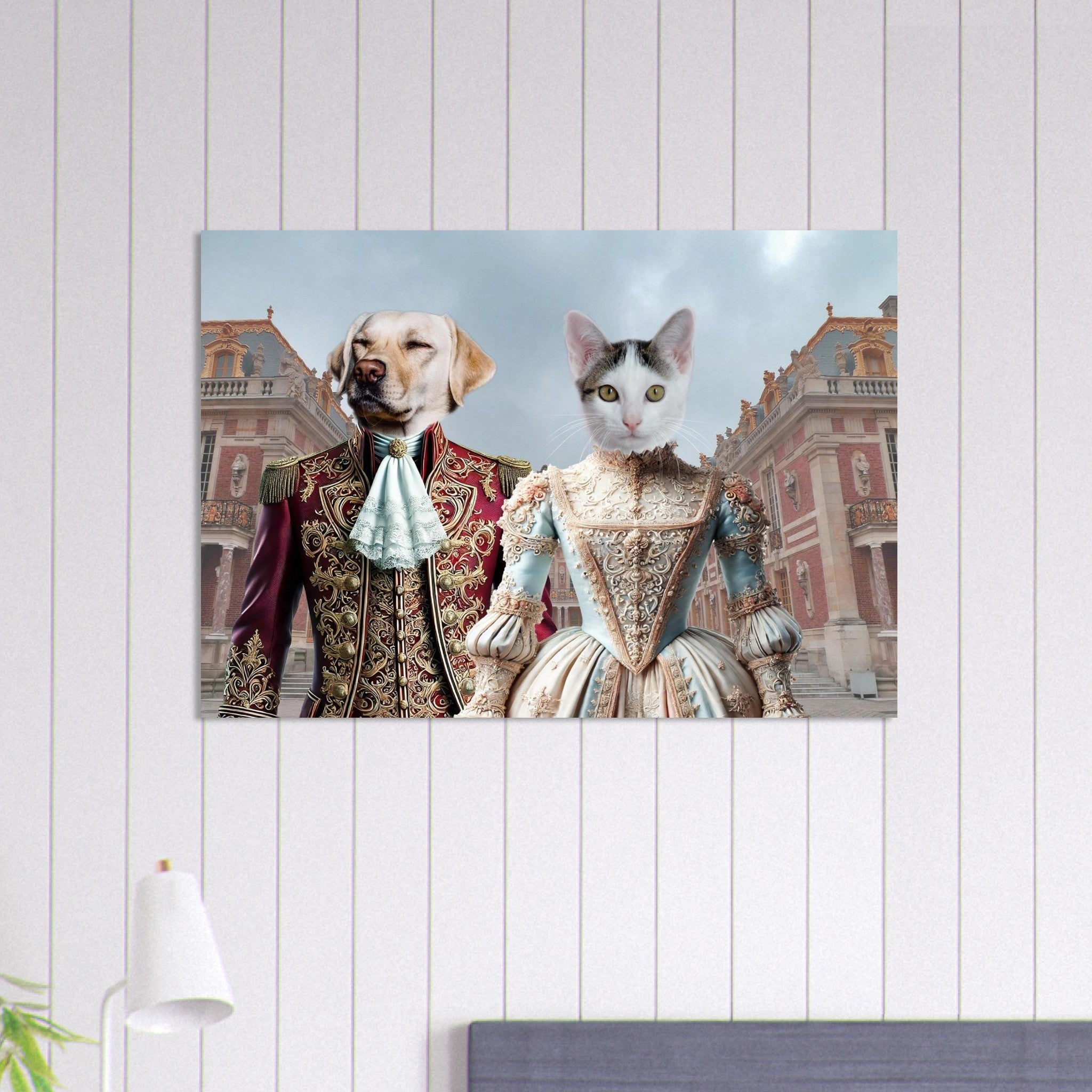 Portrait humoristique d’un chien type labrador en costume baroque rouge et or et d’un chat blanc et gris en robe baroque bleue et dorée, posant devant le château de Versailles.