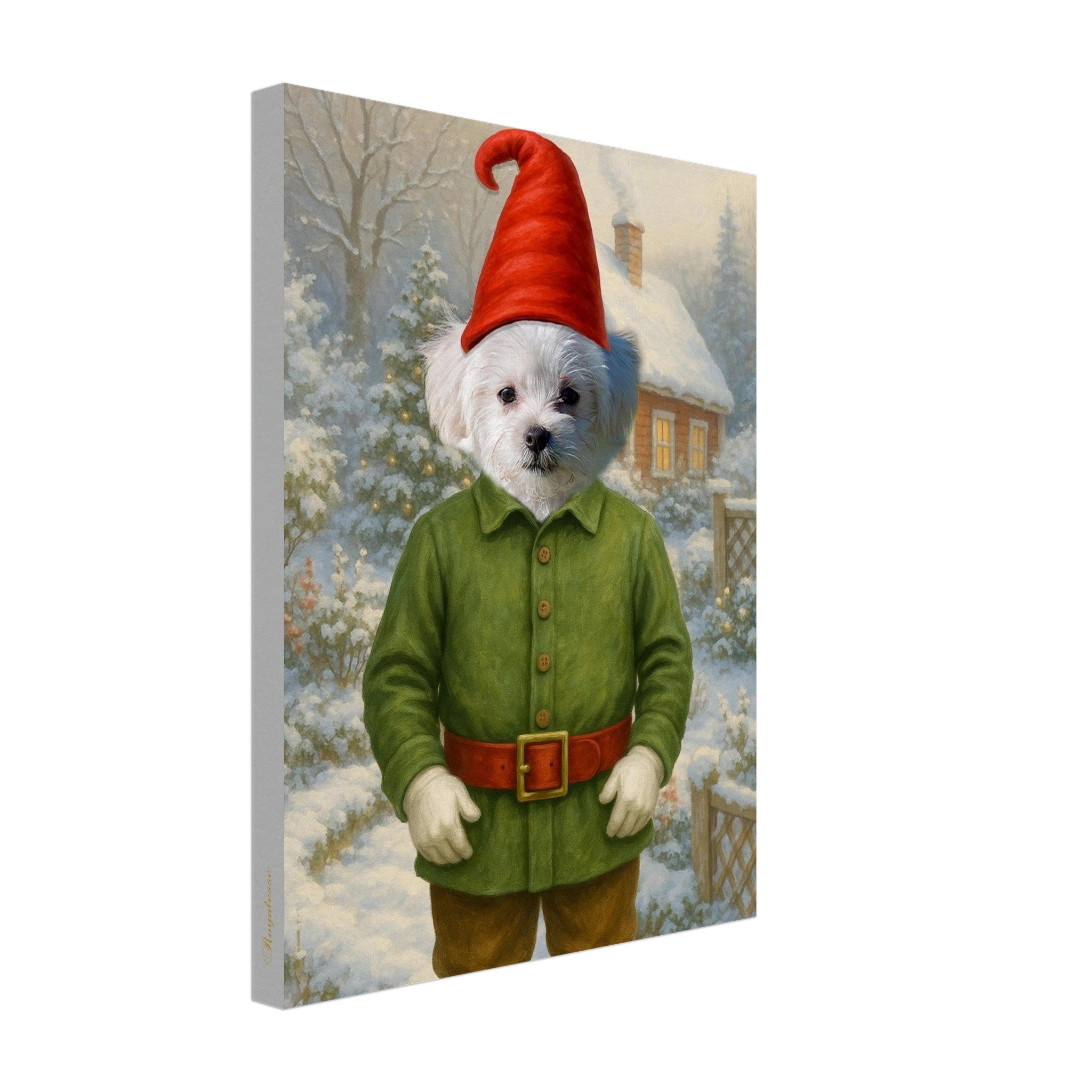 Petit chien blanc en costume de lutin de Noël (tunique verte, ceinture rouge, bonnet pointu) debout devant une maison enneigée dans un paysage hivernal