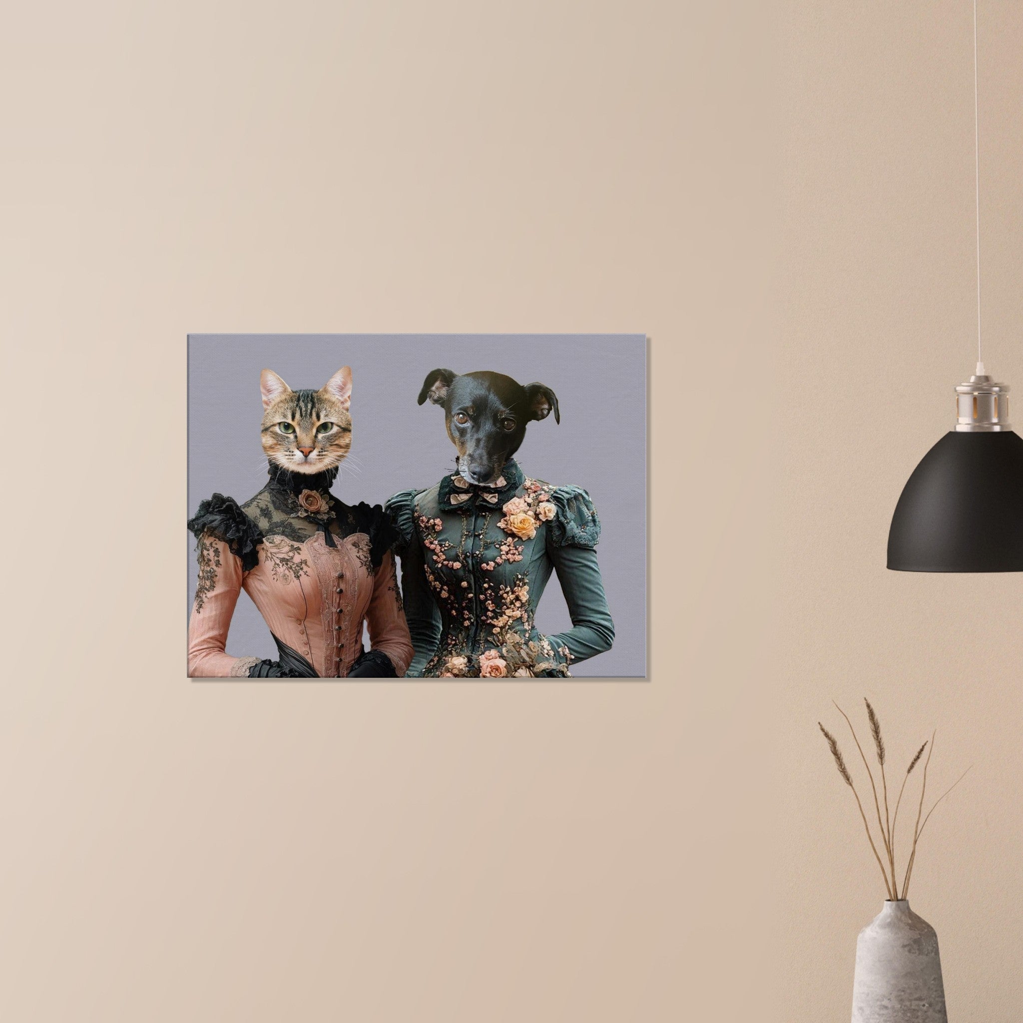 Deux portraits anthropomorphes sur fond uni : un chat en robe victorienne rose pastel et un chien en robe victorienne vert foncé à broderies florales.