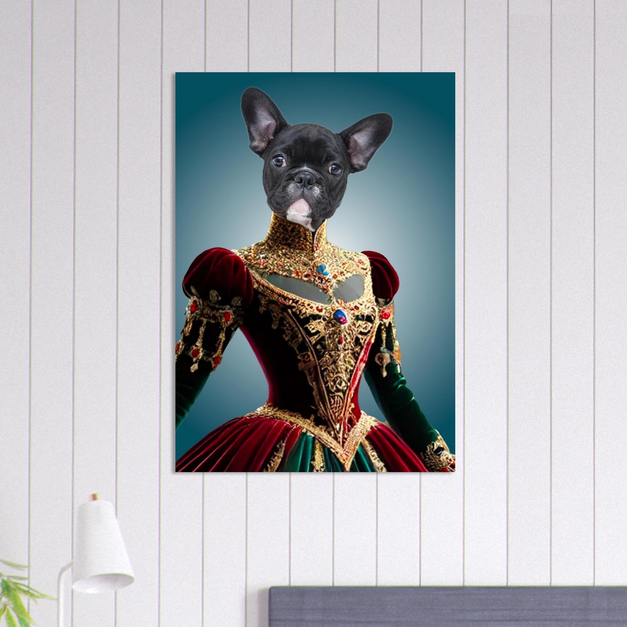 Portrait surréaliste d’un bouledogue français noir en buste, tête de chien sur corps féminin vêtu d’une somptueuse robe princière rouge et verte richement ornée de dorures et de bijoux