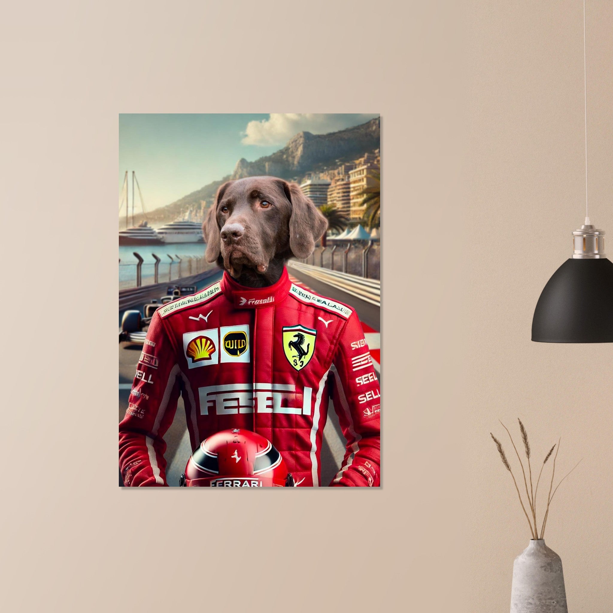 Chien labrador chocolat en combinaison rouge de pilote de F1 Ferrari tenant son casque devant le circuit de Monaco bordé de yachts et de buildings côtier.
