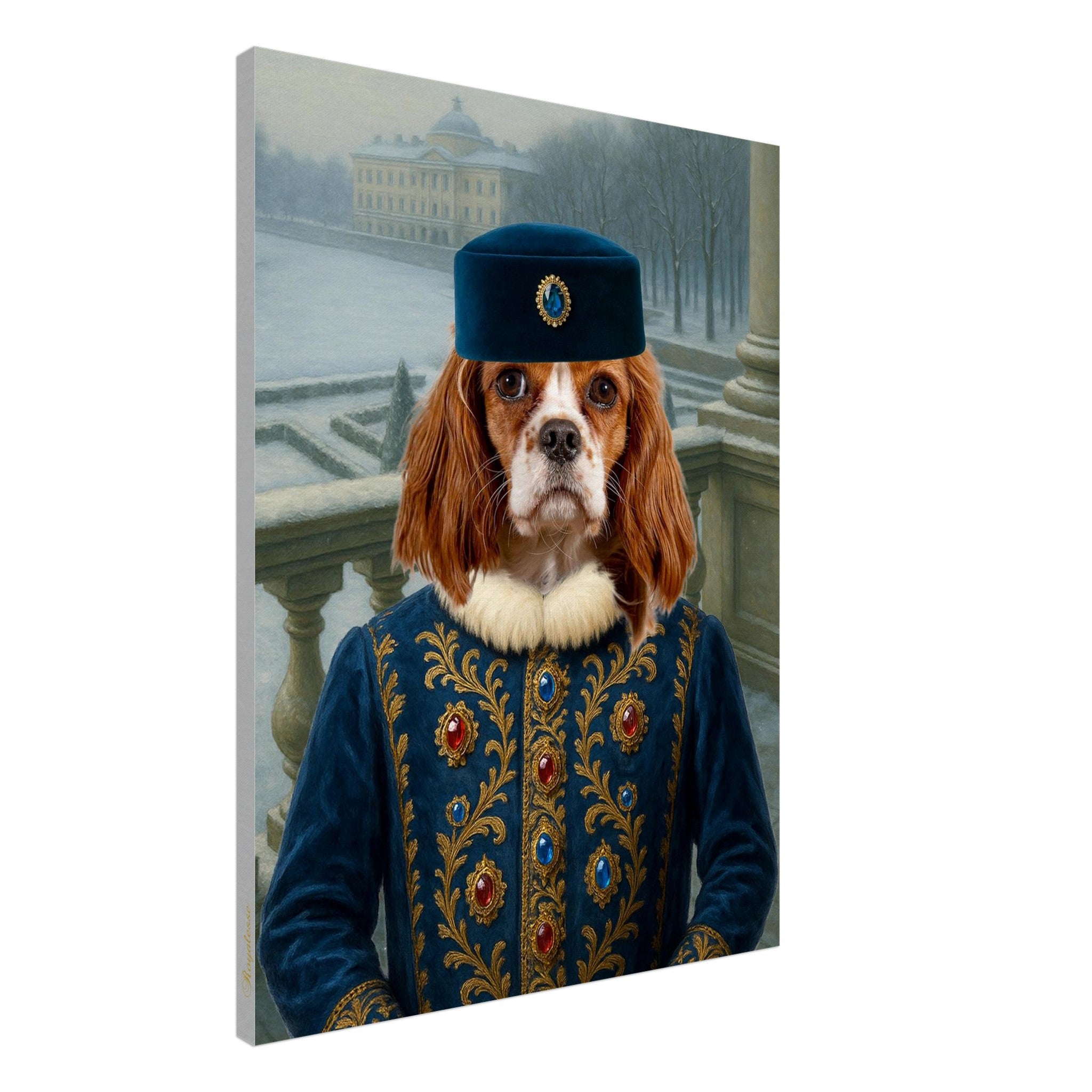 Portrait d’un chien Cavalier King Charles Spaniel vêtu d’un habit royal bleu orné de broderies dorées et de pierres précieuses, coiffé d’un chapeau assorti, posé devant un jardin et un château enneigés.