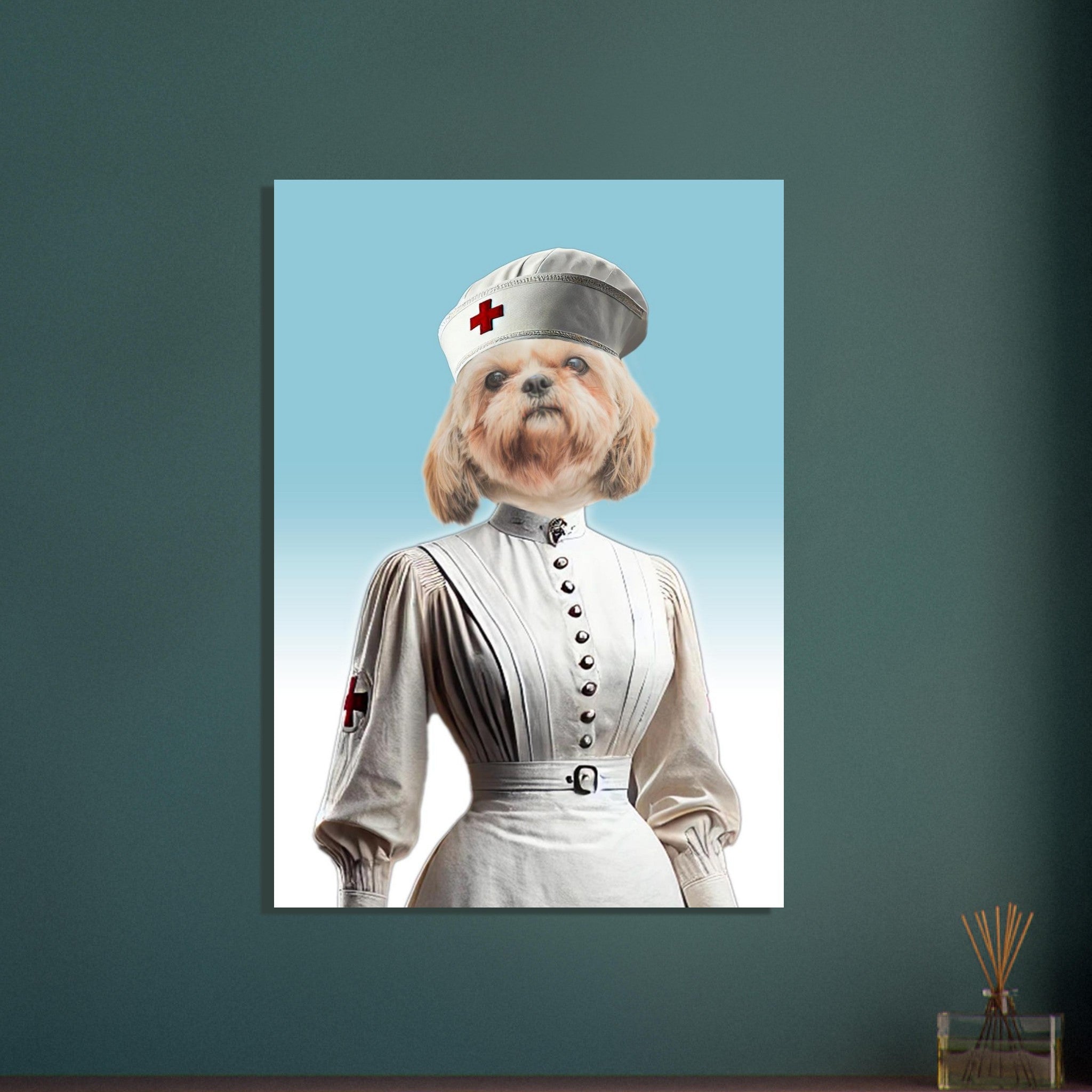Chien anthropomorphe en uniforme d’infirmière vintage blanc avec coiffe à croix rouge sur fond dégradé bleu.