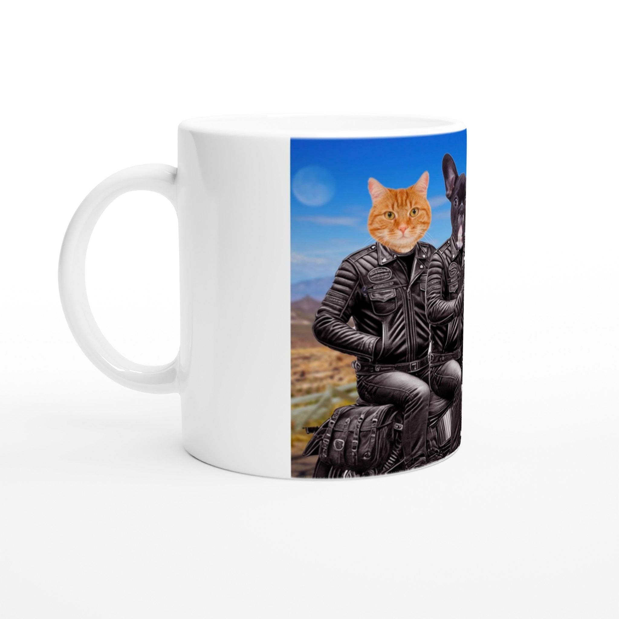Mug blanc imprimé d’un chat roux et d’un bouledogue en blouson de cuir noir sur une moto dans un décor désertique sous un ciel bleu.