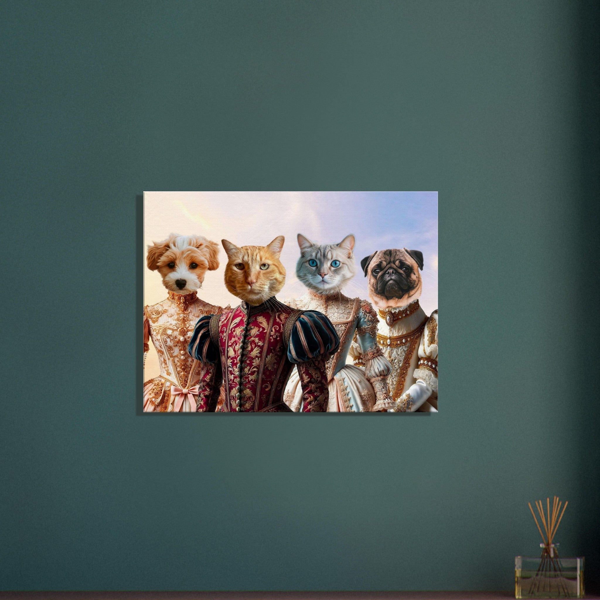 Portrait de quatre animaux anthropomorphes en costumes Renaissance : un petit chien blanc et marron à poils bouclés, un chat roux en habit rouge et or, un chat gris aux yeux bleus en robe élégante et un carlin en tenue blanche et dorée.