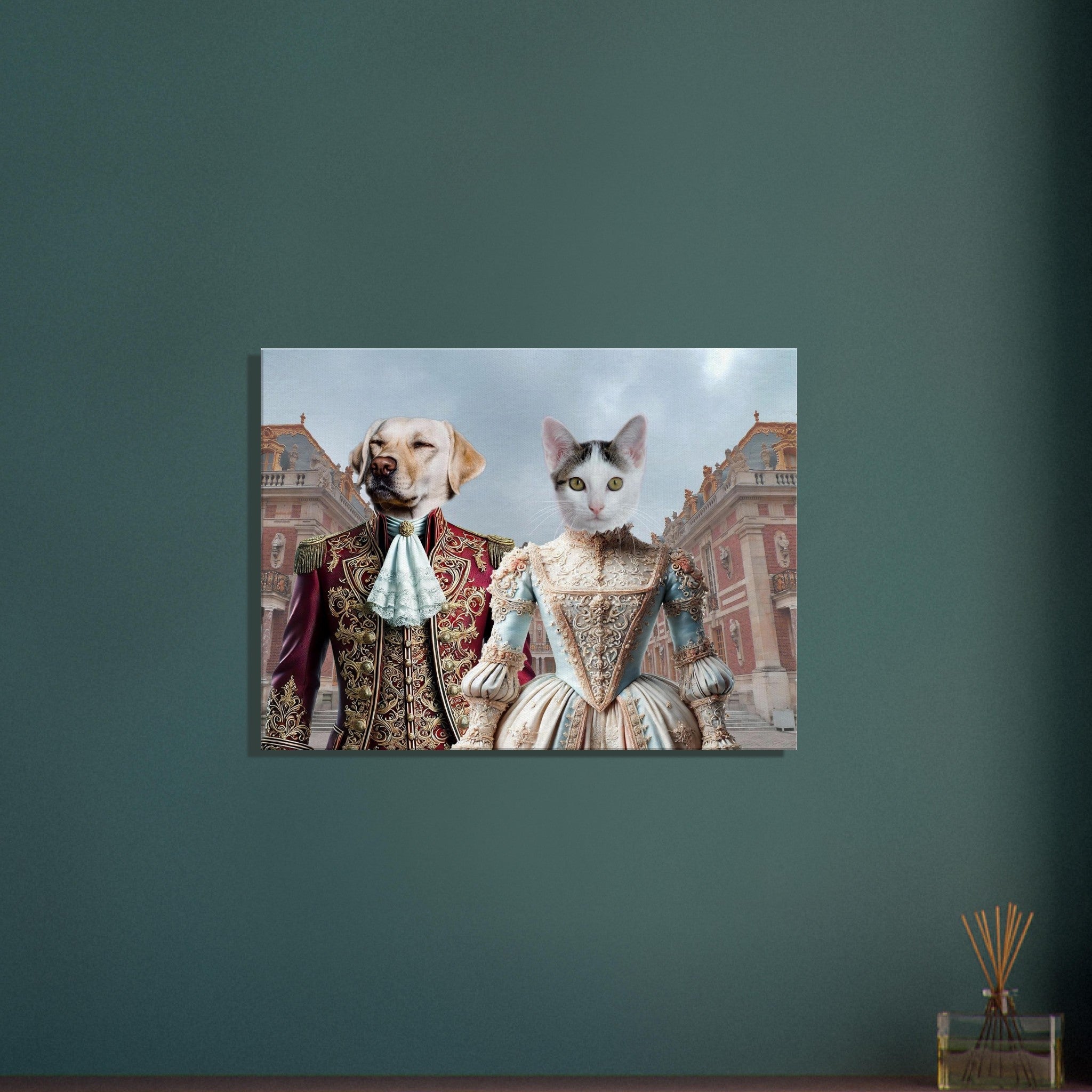 Portrait humoristique d’un chien labrador en uniforme militaire 18ᵉ siècle à côté d’un chat blanc et gris vêtu d’une robe rococo, devant la façade d’un palais baroque.