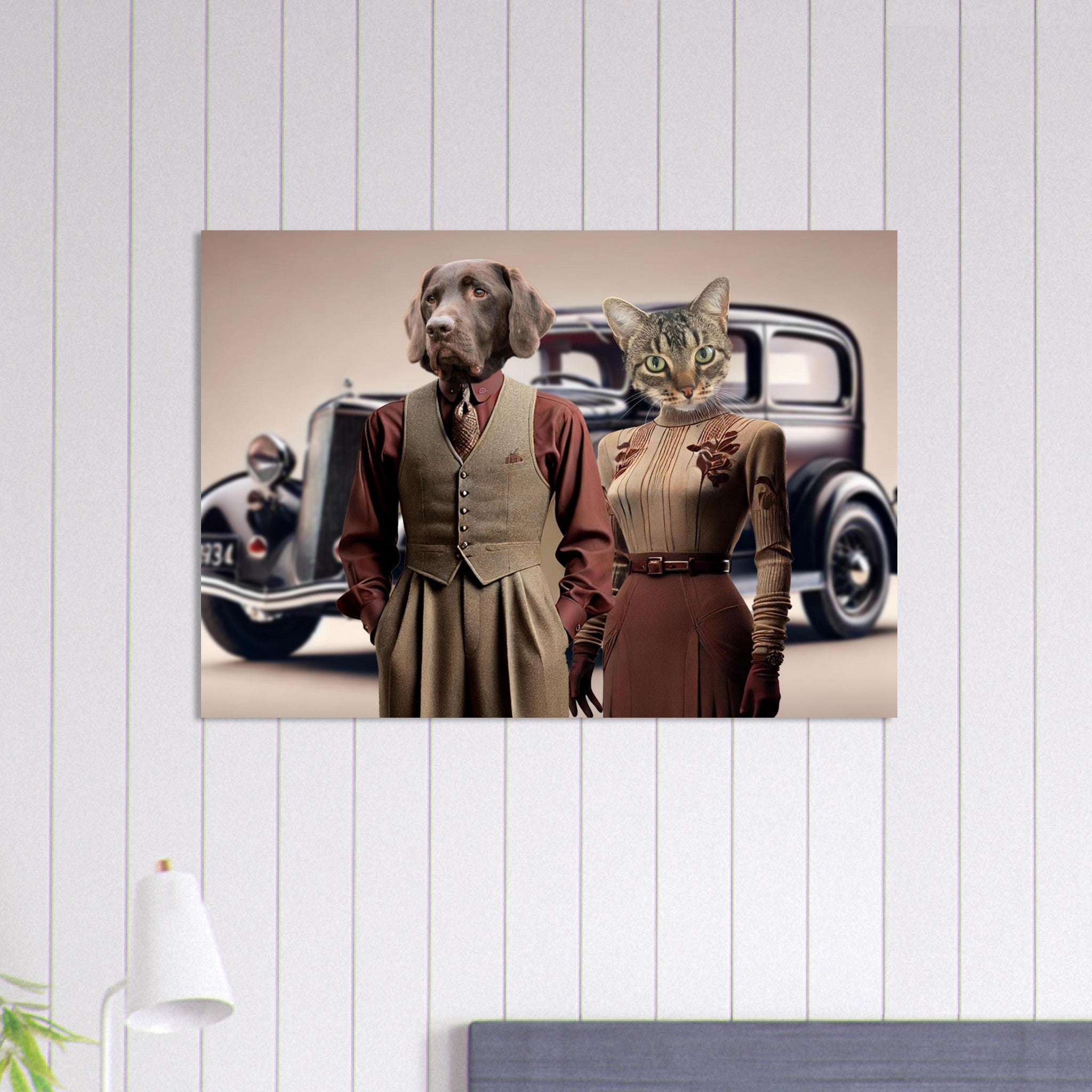Affiche d’un couple anthropomorphe à tête de chien et tête de chat en tenues vintage des années 1930, debout devant une voiture ancienne noire sur fond beige.