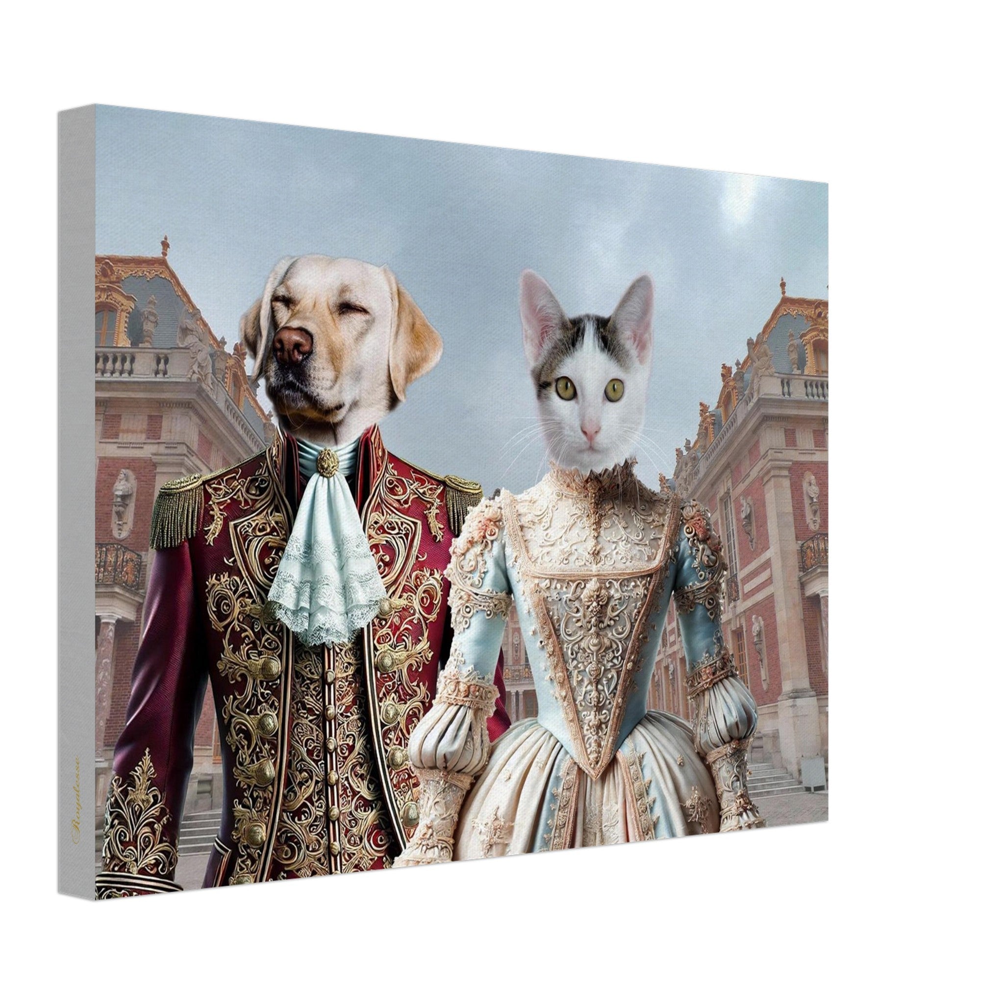 Chien en uniforme aristocratique rouge brodé et jabot blanc, à côté d’un chat en robe baroque bleu et ivoire, posant devant un palais de style versaillais.