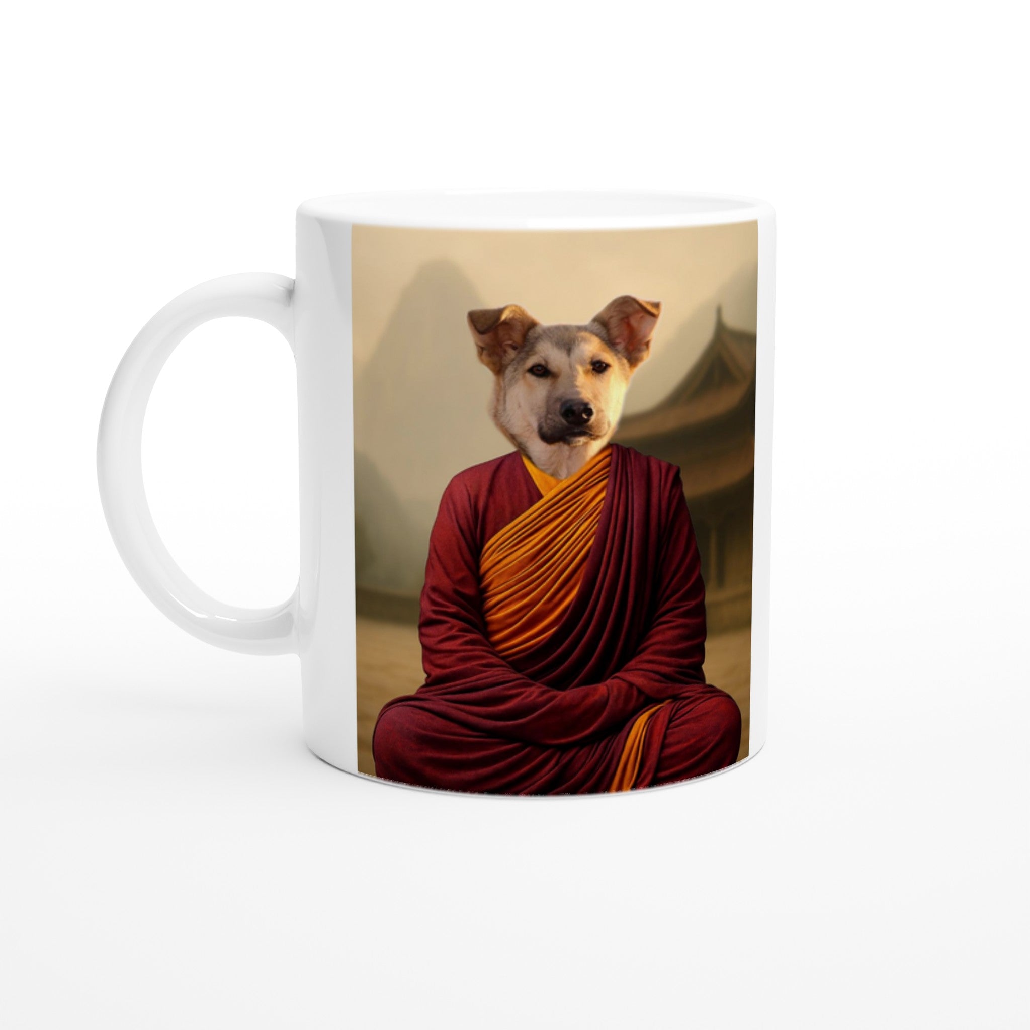 Tasse blanche imprimée d’un chien en habit de moine bouddhiste rouge et jaune, assis en posture de méditation devant un temple.