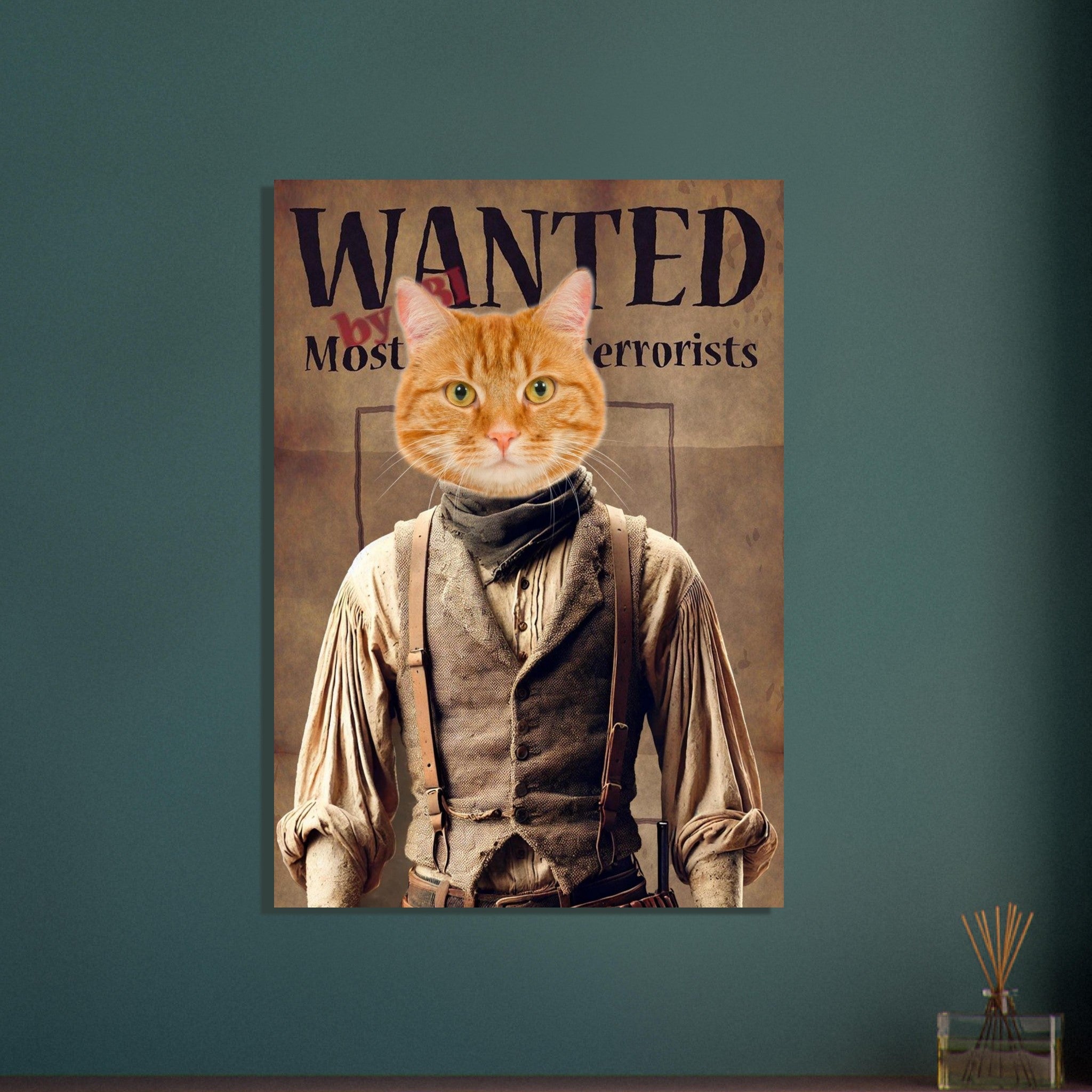 Affiche décorative “WANTED” style western accrochée sur un mur vert, représentant un homme en tenue de cow-boy ancien (gilet, chemise à manches retroussées, bretelles et foulard) coiffé de la tête d’un chat roux.