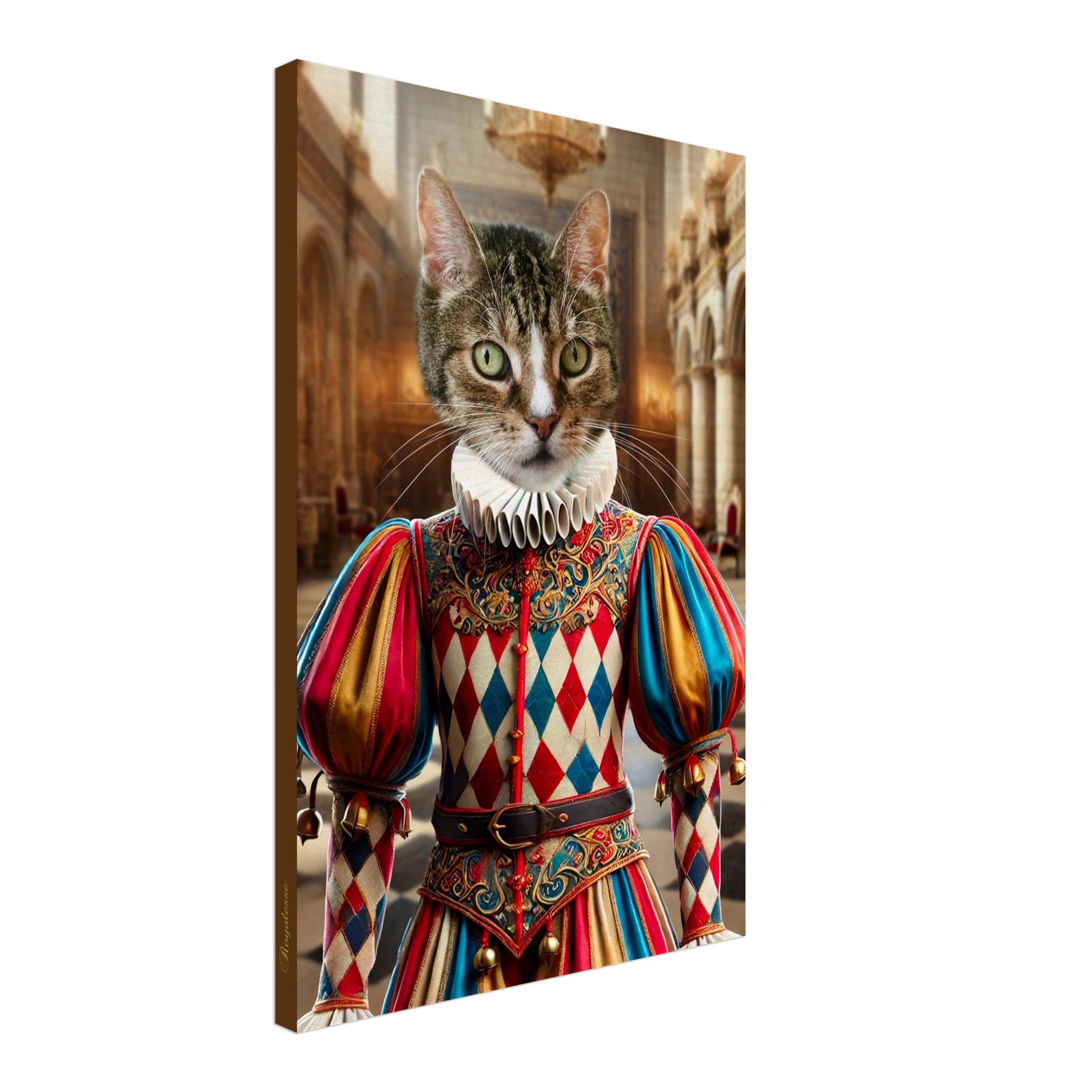 Chat tigré aux yeux verts habillé d’un costume Renaissance à losanges rouges, bleus et or avec col plissé, posé dans un somptueux hall aux arches et lustres dorés