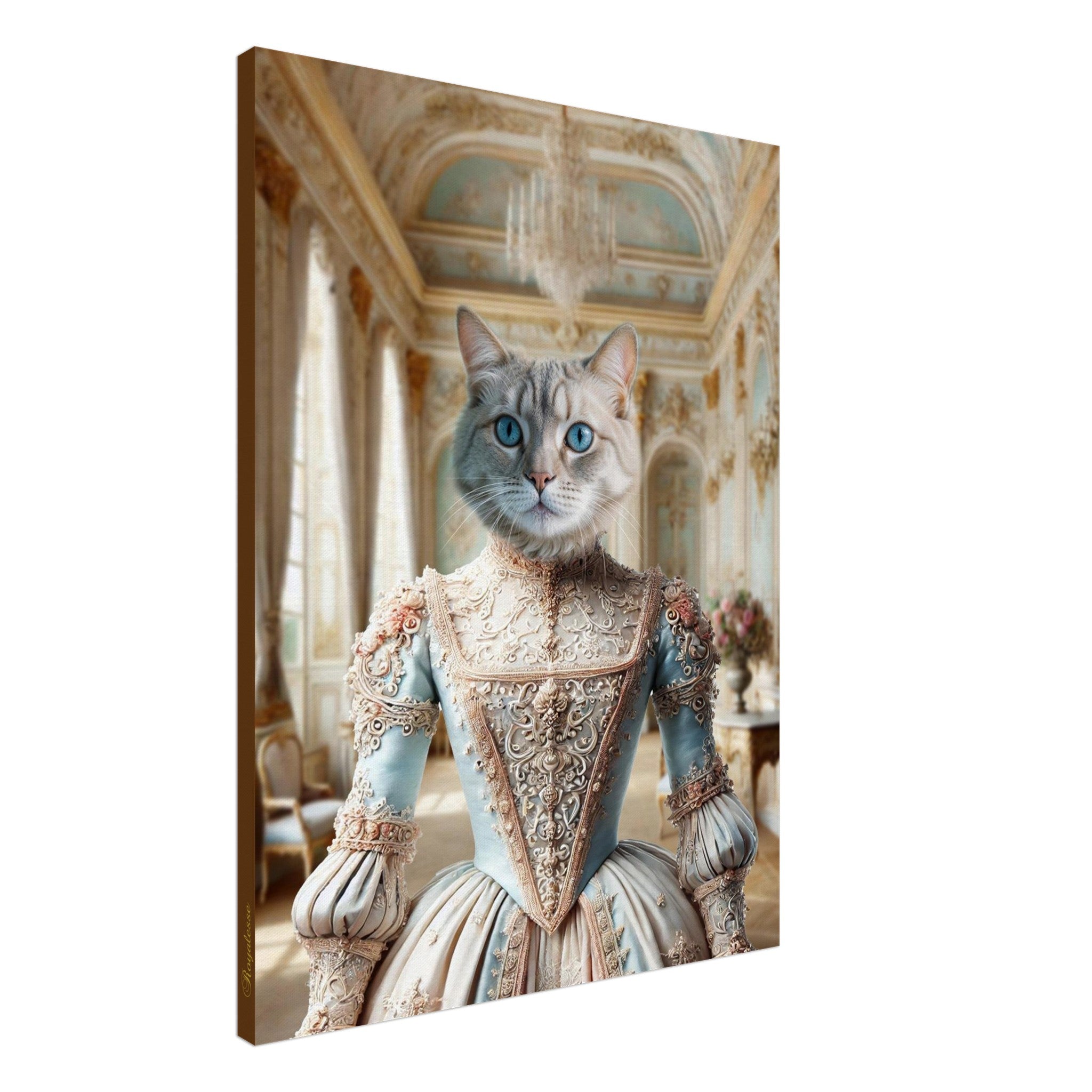 Chat argenté aux yeux bleus vêtu d’une somptueuse robe baroque bleu pâle et or doré, posant dans un élégant salon de palais aux moulures et chandeliers richement décorés