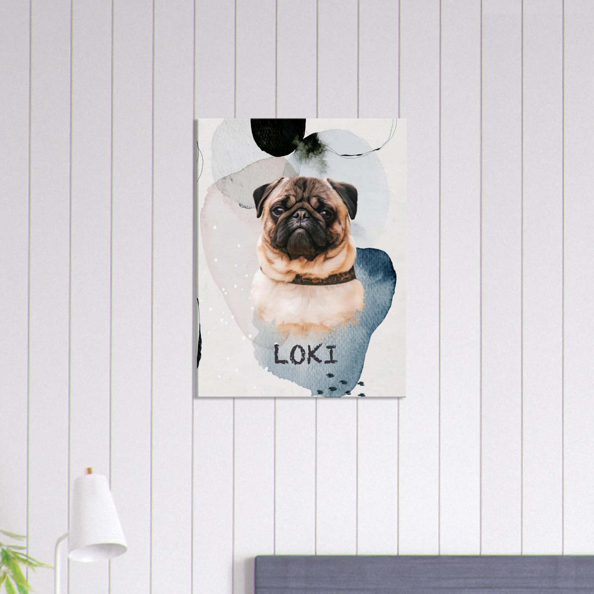 Portrait personnalisé de chien sur toile, imprimé en France avec papier FSC, suspendu sur un mur blanc moderne.