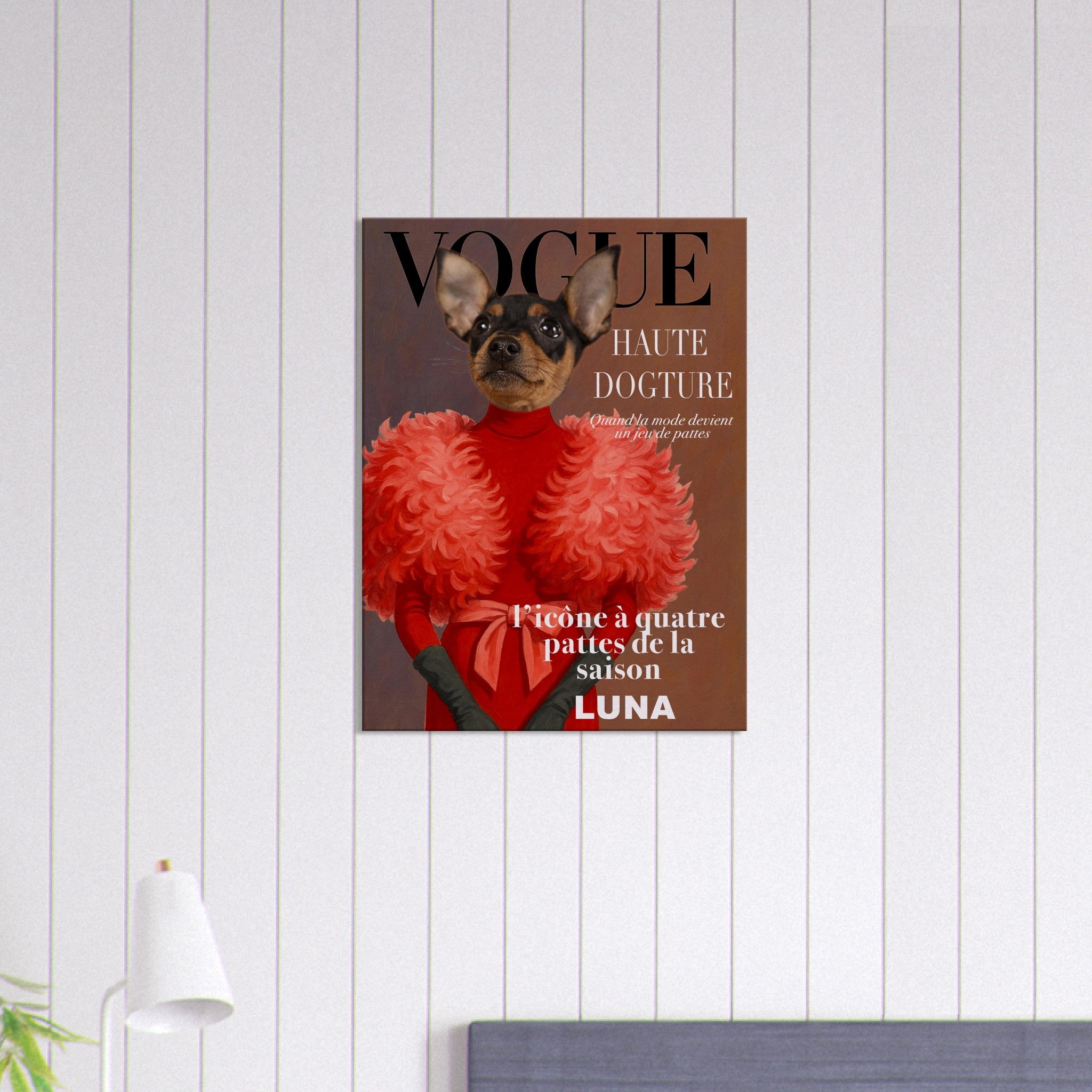 Chienne Luna en tenue haute couture rouge sur une couverture parodie de Vogue intitulée “Haute Dogture”
