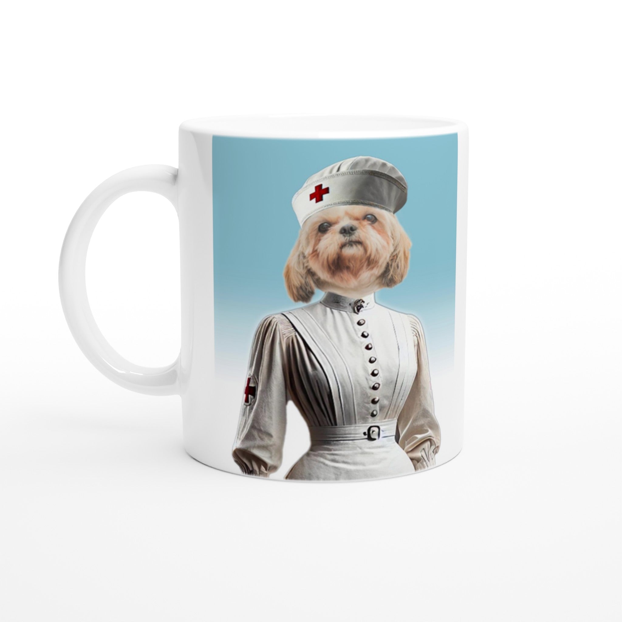 Mug blanc illustré d’une petite chienne en uniforme d’infirmière vintage, coiffée d’un bonnet orné d’une croix rouge
