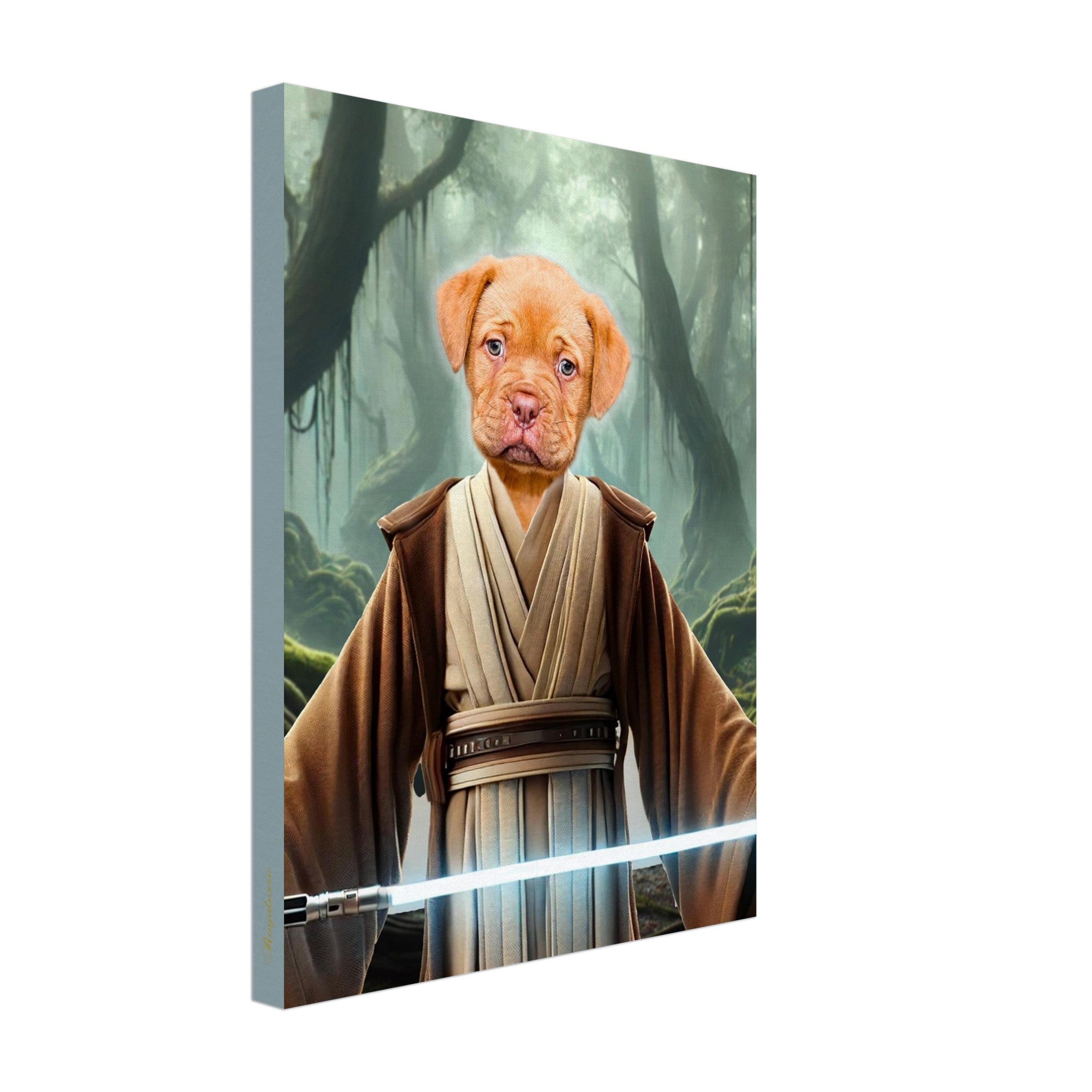 Portrait d’un chiot marron sur un corps de Jedi en tunique beige et marron, brandissant un sabre laser bleu dans une forêt brumeuse.