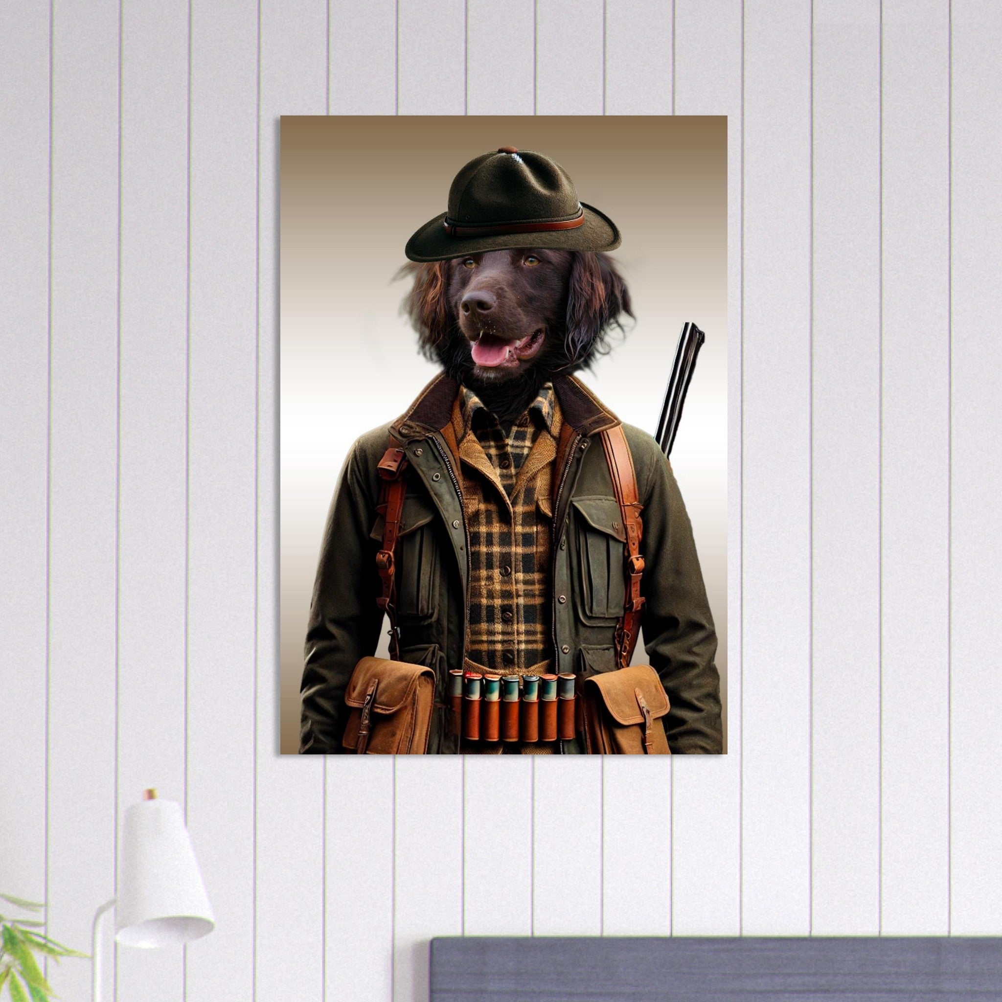 Portrait d’un chien anthropomorphe brun vêtu d’une veste kaki et d’une chemise à carreaux, ceinture de cartouches, fusil épaule et chapeau de chasseur.