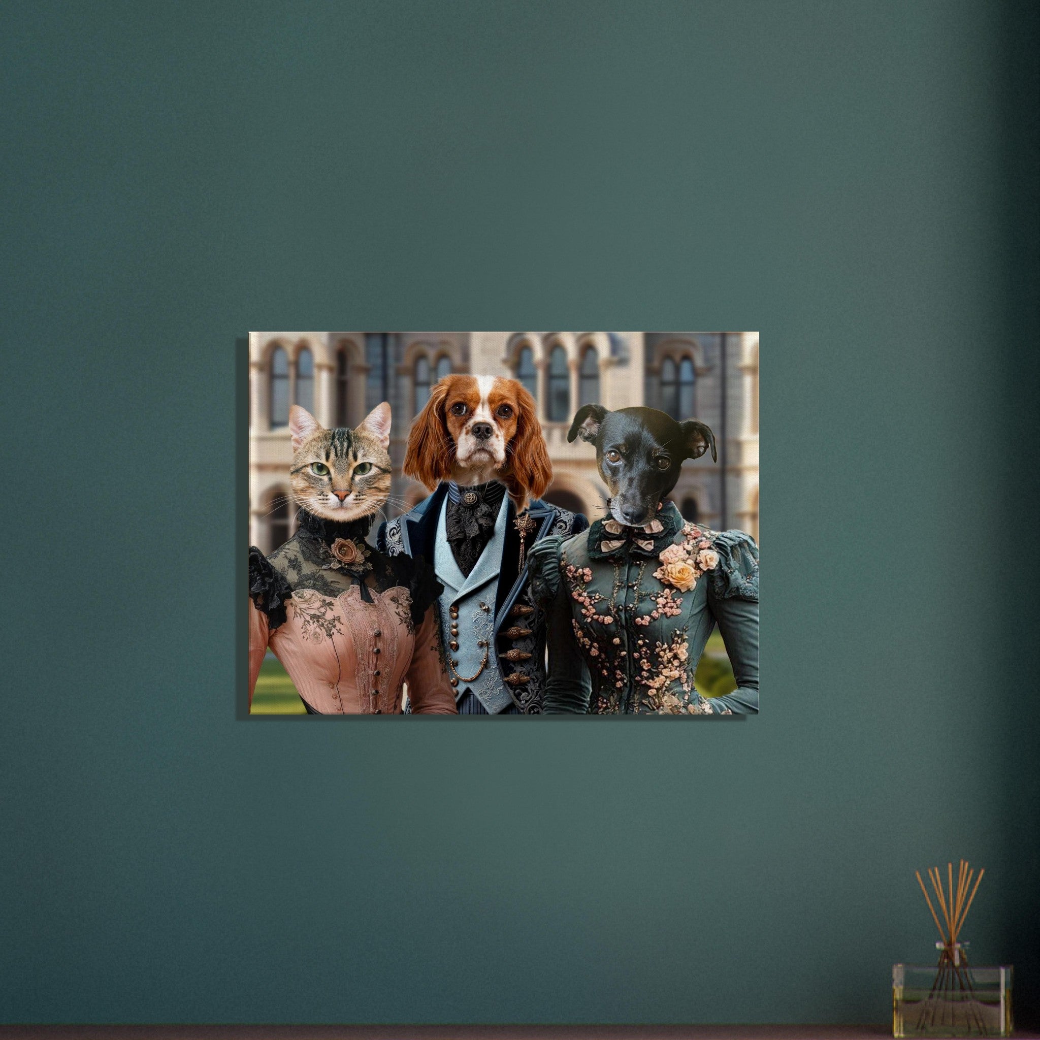 Trois animaux anthropomorphes en tenues victoriennes devant un manoir : un chat tigré en robe rose à dentelle, un épagneul Cavalier King Charles en costume bleu et un lévrier noir en robe verte brodée de fleurs.