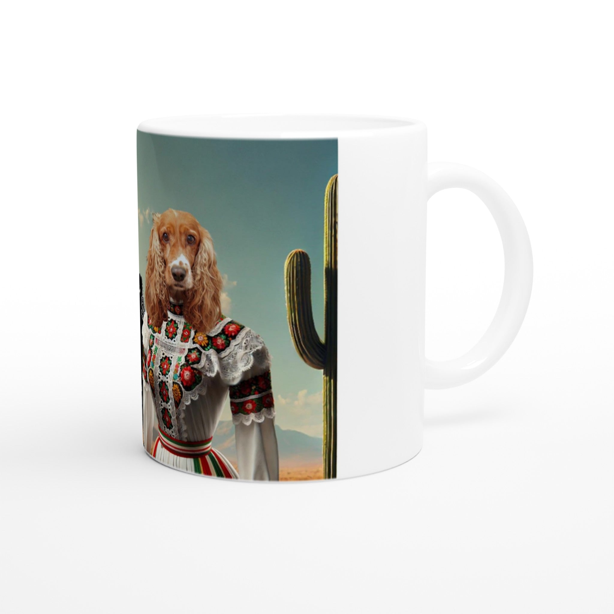 Chien cocker spaniel marron portant une robe folklorique mexicaine brodée de fleurs colorées, posé devant un cactus dans un paysage désertique, imprimé sur une tasse en céramique blanche.