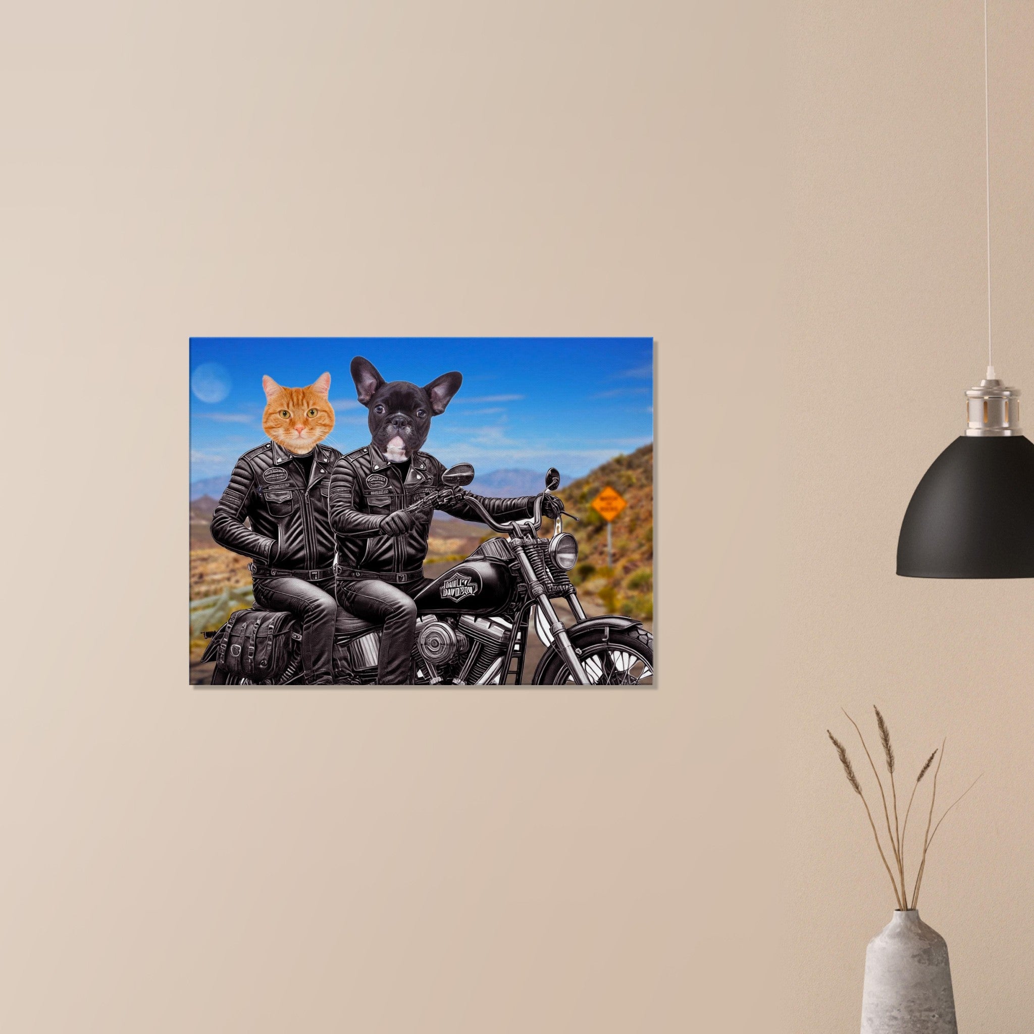Portrait humoristique d’un chat roux et d’un bouledogue français en blousons de cuir noirs posant sur une moto Harley-Davidson sur une route désertique au milieu de collines ocres sous un ciel bleu.