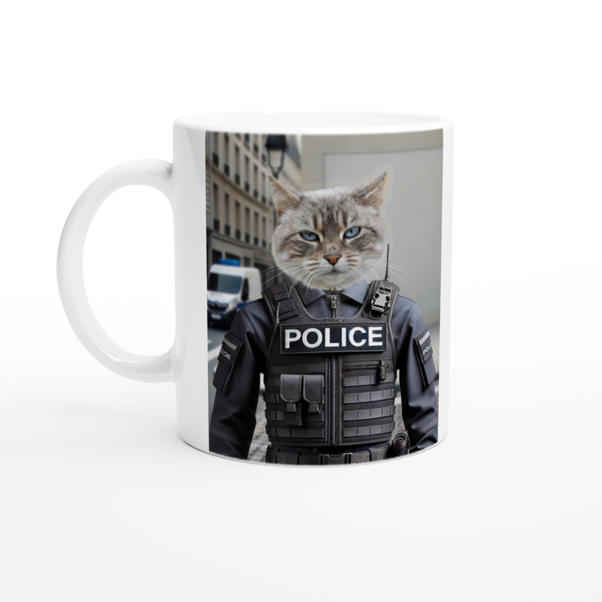 Mug blanc avec illustration d’un chat sérieux en uniforme de police et gilet pare-balles sur fond de rue urbaine.