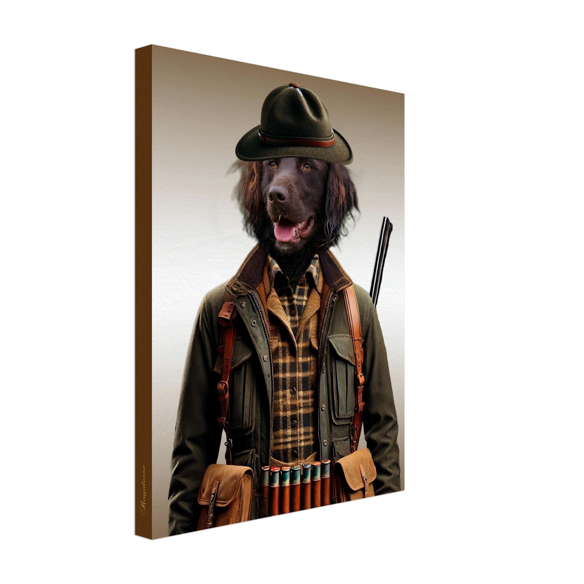 Portrait sur toile d’un chien à tête noire vêtu en chasseur : chapeau en feutre, veste kaki et chemise à carreaux, cartouchière garnie de cartouches et fusil sur l’épaule.
