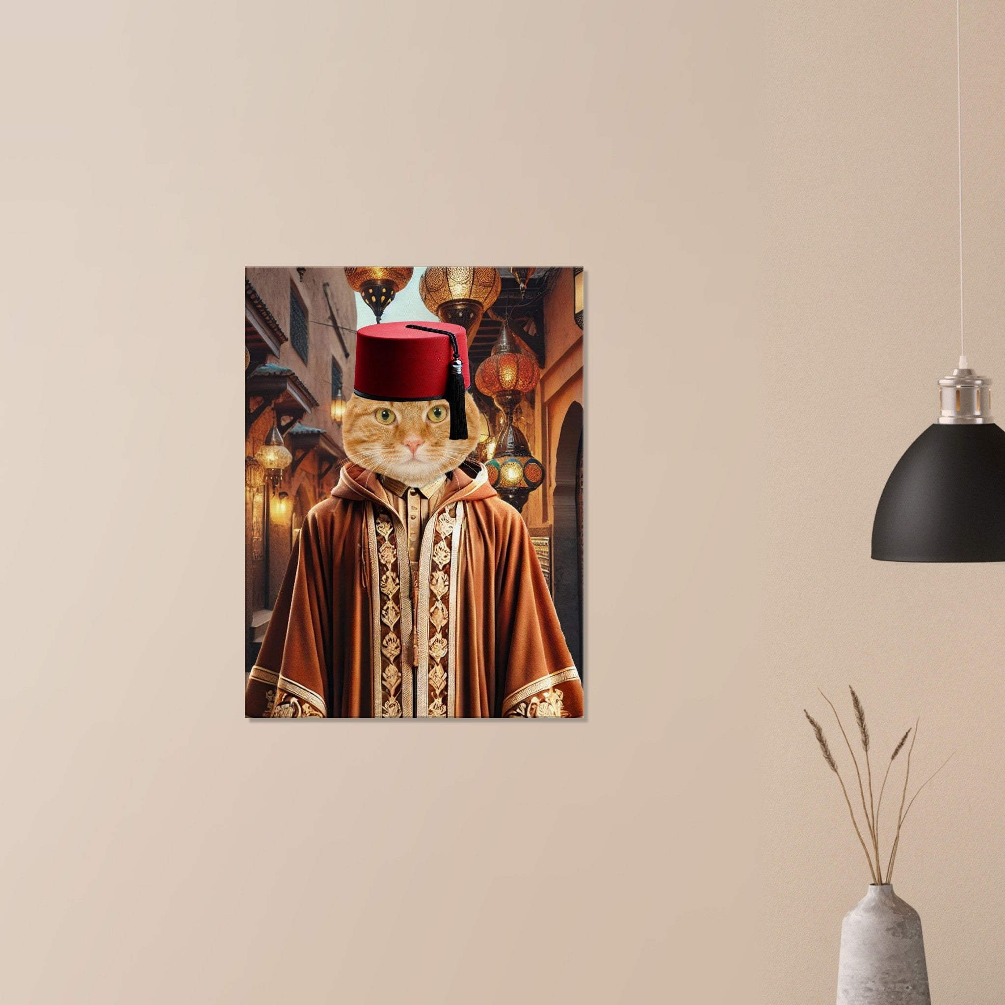 Chat roux portant un fez rouge et une djellaba marocaine richement brodée, debout dans une ruelle de souk illuminée de lanternes colorées.