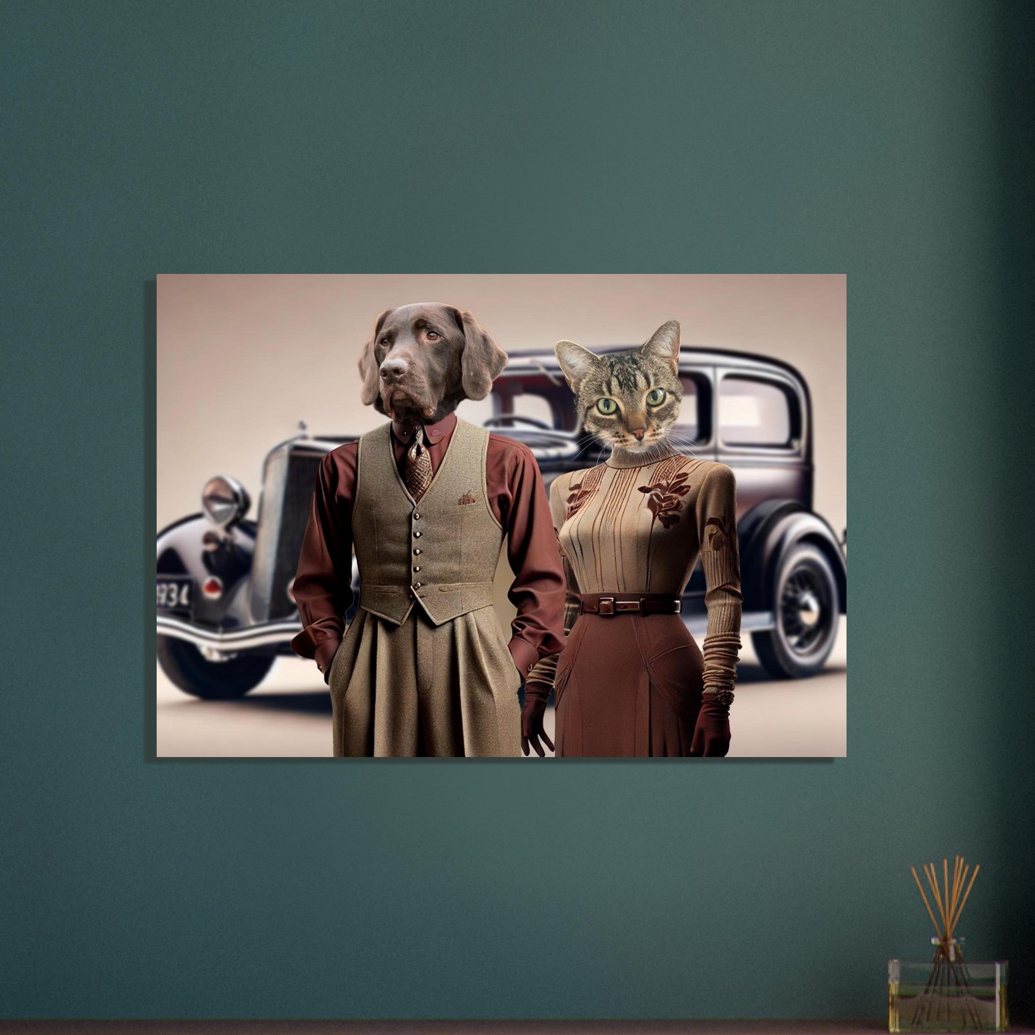 Couple anthropomorphe devant une voiture ancienne des années 1930 : homme à tête de chien en costume trois-pièces et femme à tête de chat en robe élégante