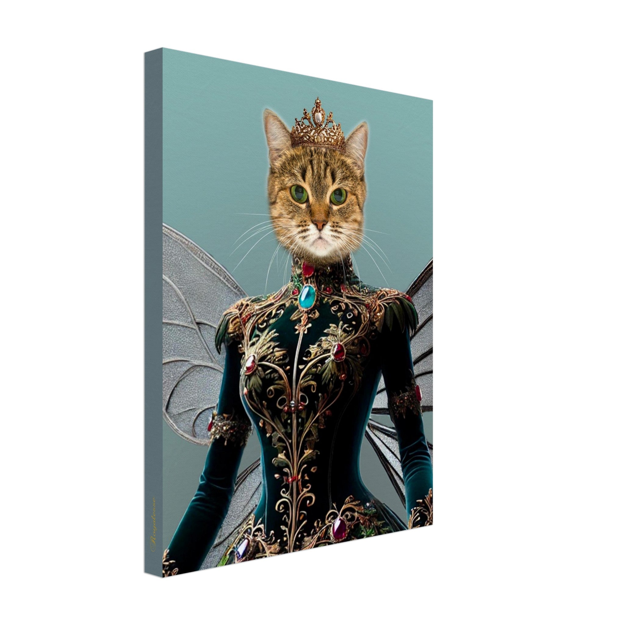 Portrait d’une illustration numérique d’un chat royal à tête humaine coiffé d’une couronne dorée, vêtu d’une robe vert émeraude richement brodée de motifs floraux et sertie de pierres précieuses, avec de grandes ailes de fée translucides sur fond bleu-vert.