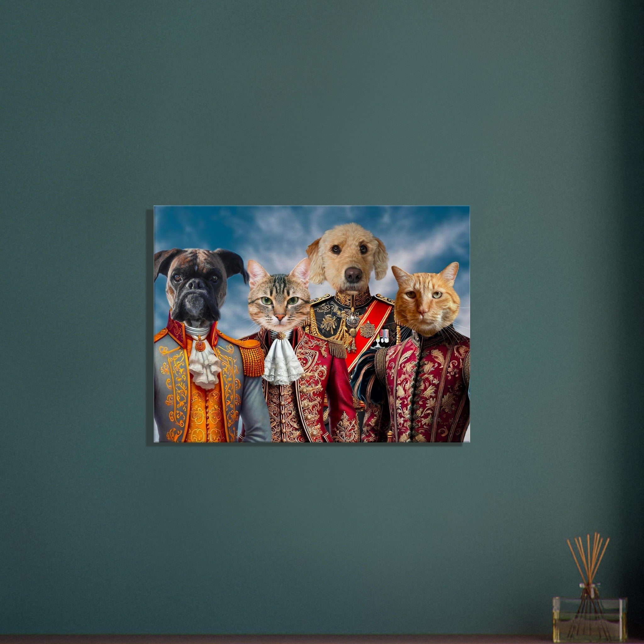 Portrait humoristique de deux chiens et deux chats en costumes royaux 18ᵉ siècle richement brodés sur fond de ciel nuageux.