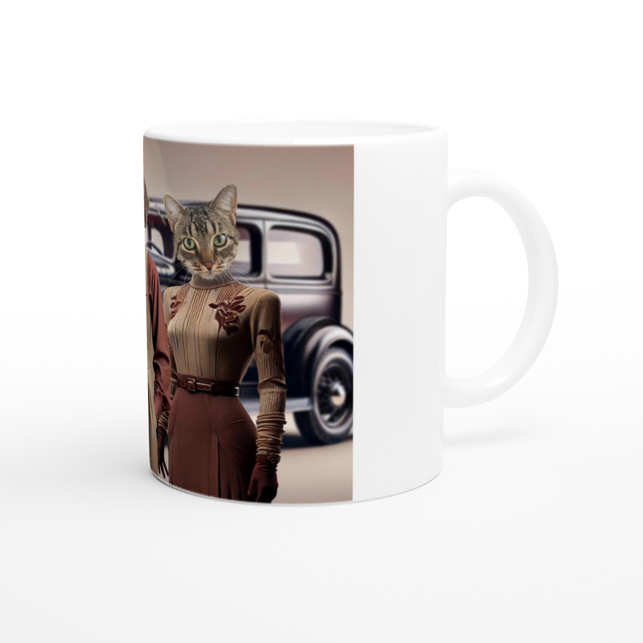 Mug blanc avec illustration rétro de deux chats anthropomorphes habillés en tenues années 1930 posant devant une voiture ancienne.