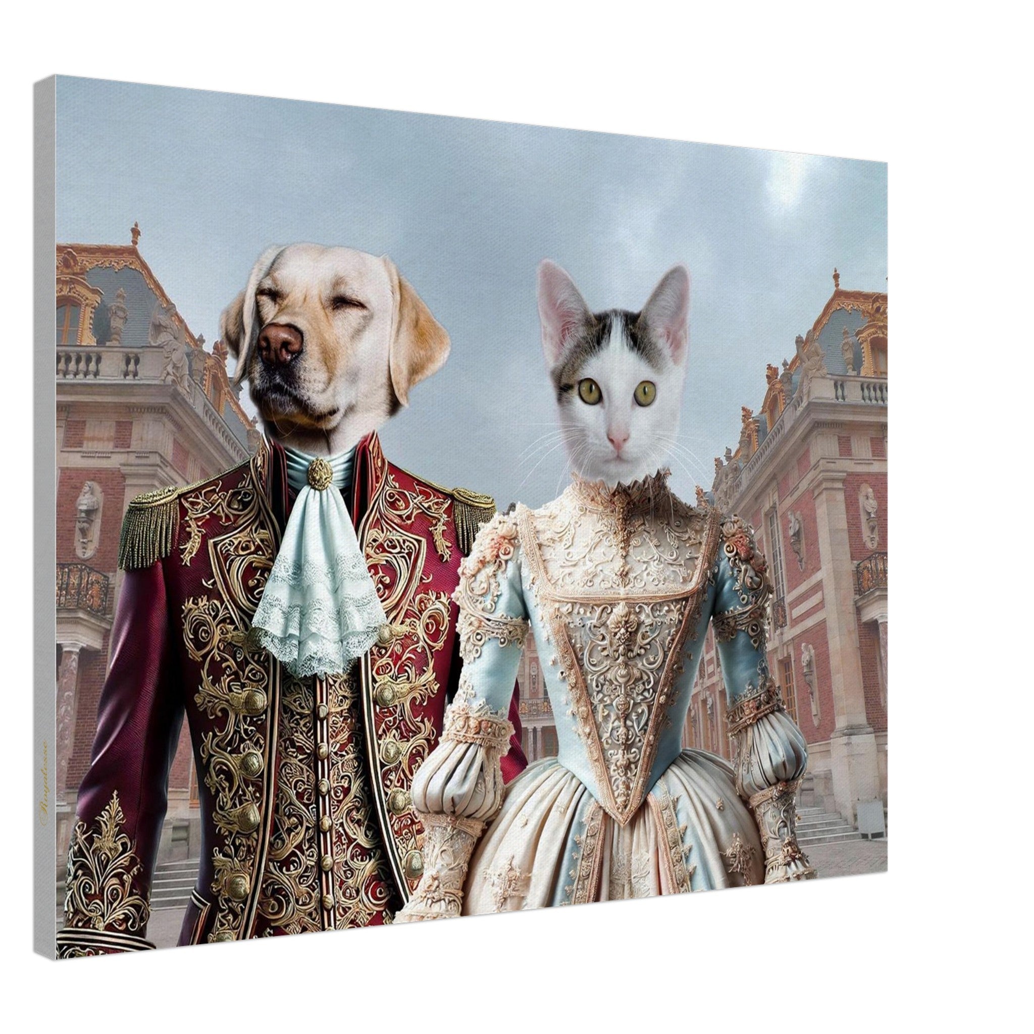 Portrait surréaliste d’un chien labrador en habit baroque rouge et or et d’un chat blanc en robe rococo bleu pastel posant devant la façade d’un palais classique.