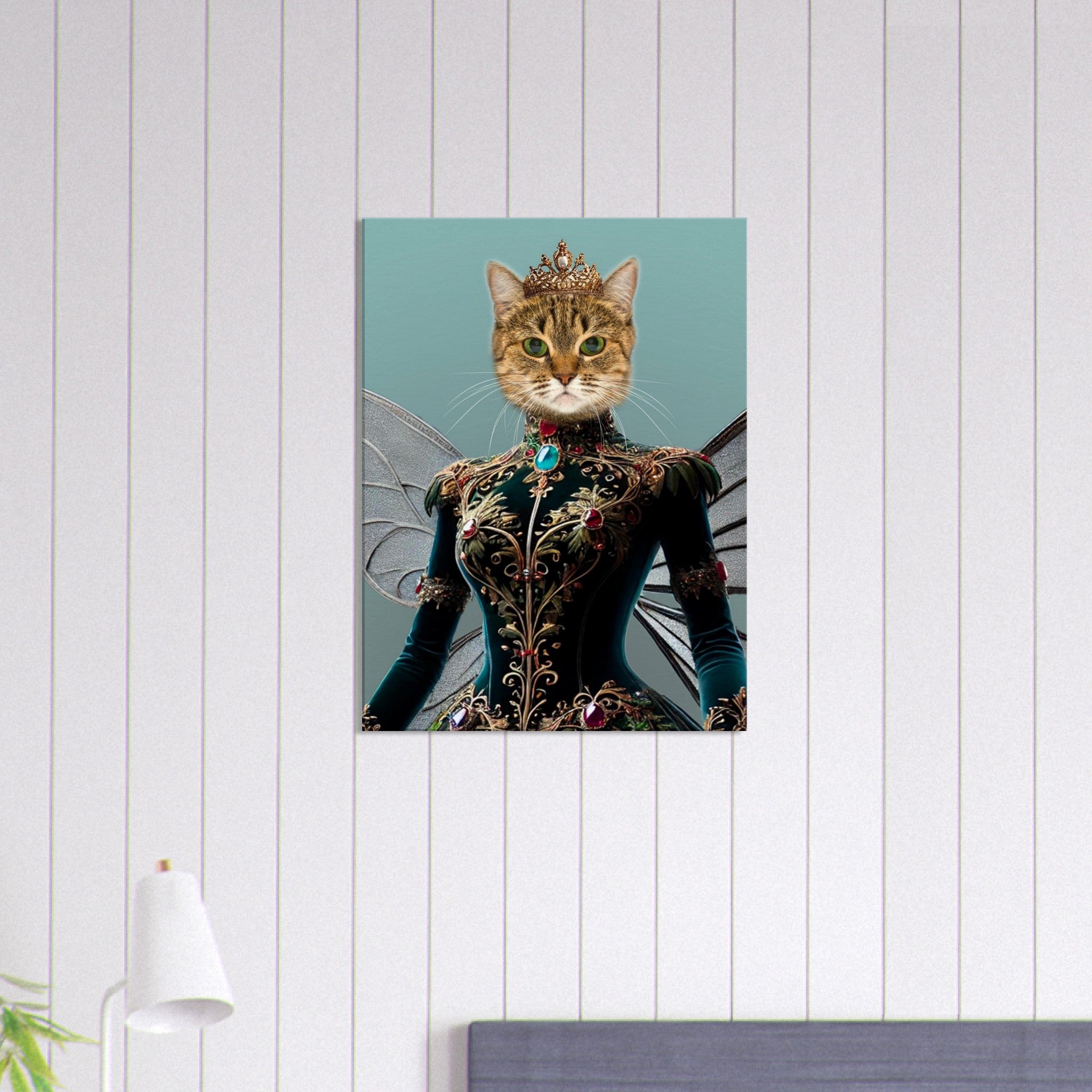 Portrait stylisé d’un chat tigré coiffé d’une couronne dorée, vêtu d’une somptueuse robe féerique vert émeraude richement brodée d’or et ornée de pierres précieuses, avec de fines ailes translucides sur fond uni.